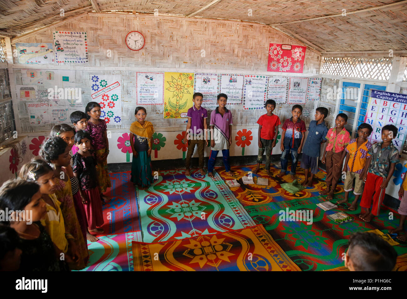Rohingya i bambini rifugiati frequentare la classe presso una scuola temporanea in Kutupalong Refugee Camp a Ukhiya In Cox bazar, Bangladesh Foto Stock