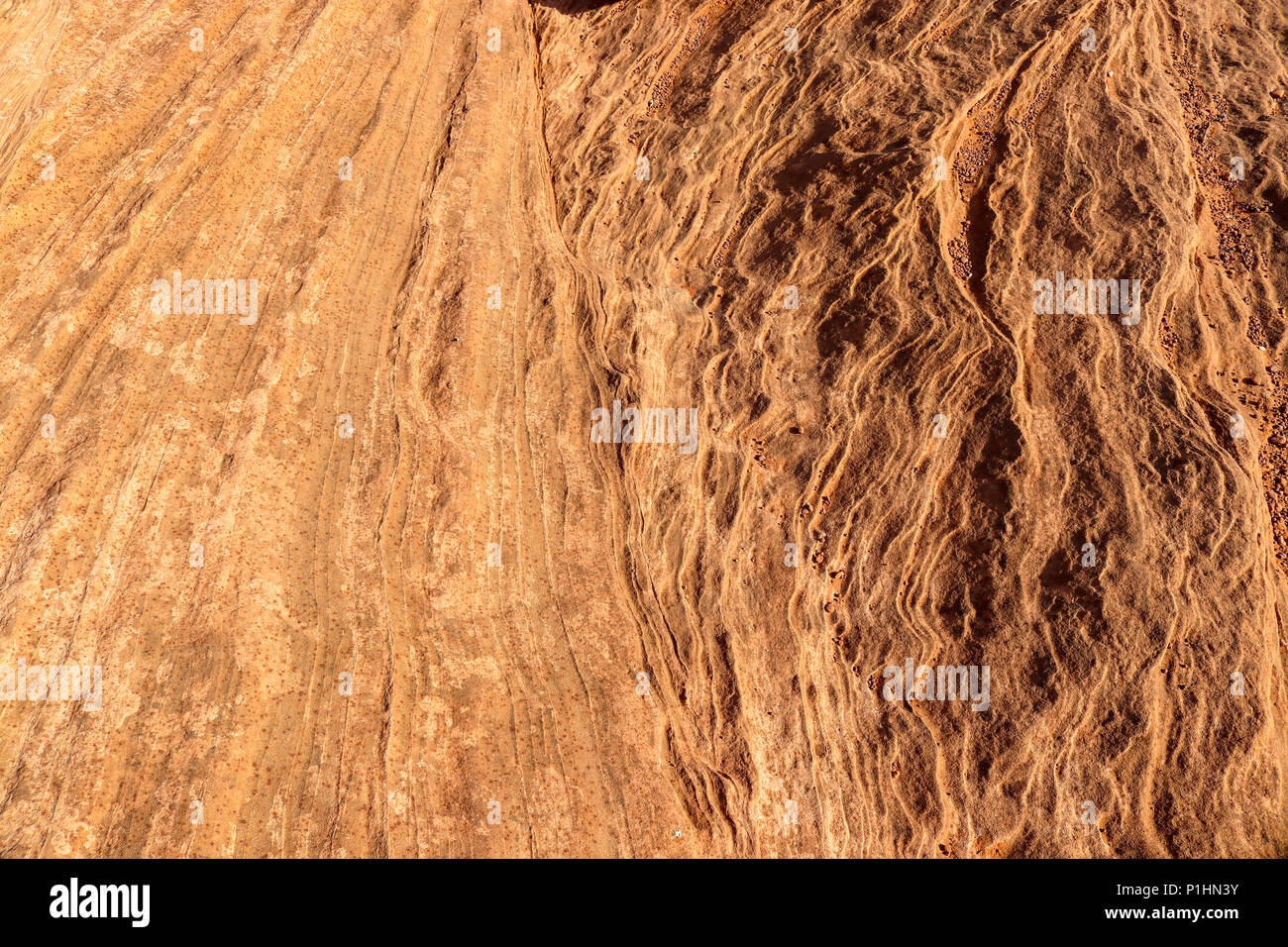 Di sabbia del deserto di pietra con modelli di marrone, arancio, i colori rosso e giallo. Foto scattata da terra sotto i miei piedi a ferro di cavallo piegare Parco Nazionale di Arizona Foto Stock