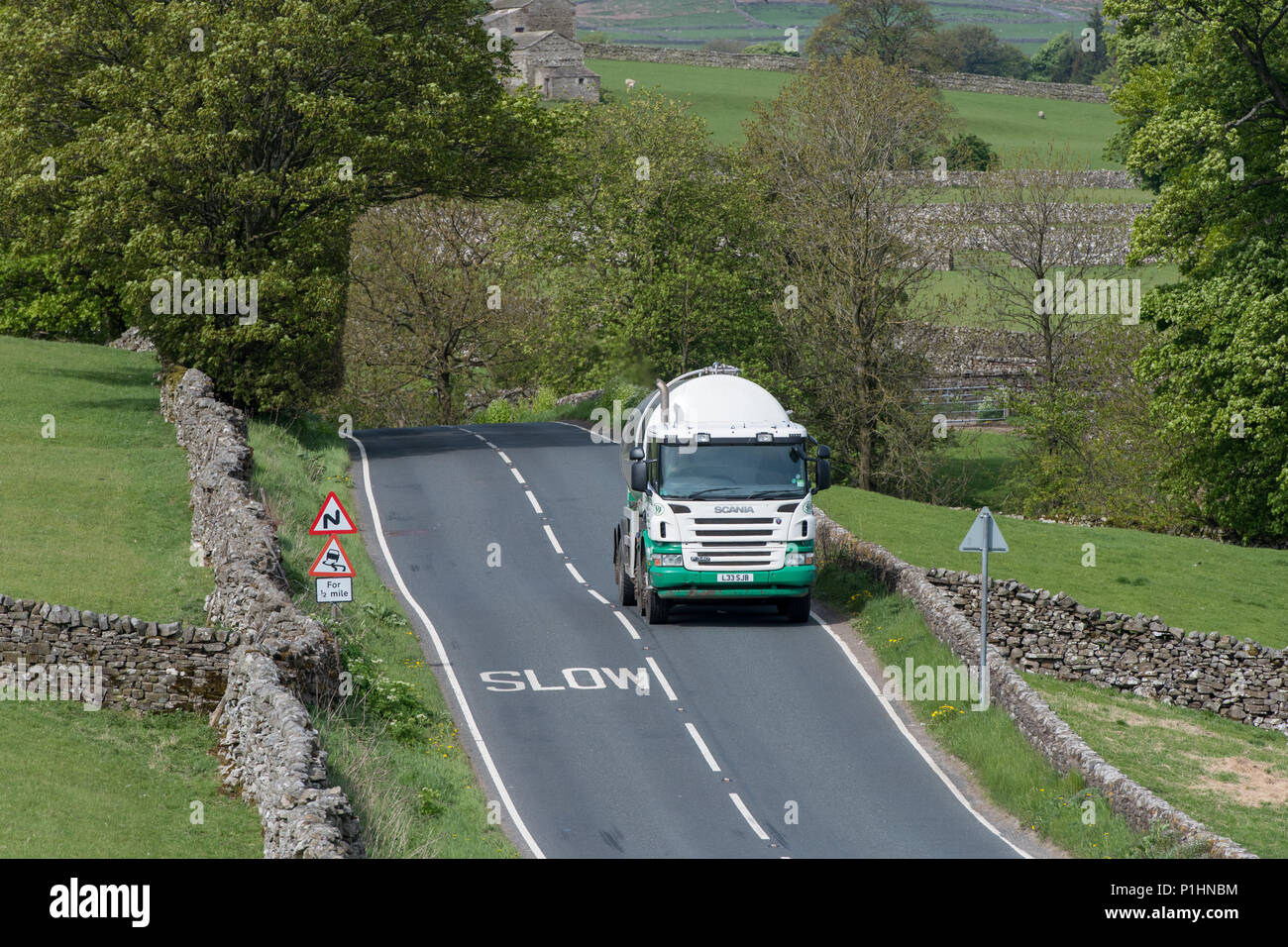 Cisterna di latte sulla strada di Hawes e il Wensleydale Creamery dairy Wensleyday dove il formaggio è prodotto. North Yorkshire, Regno Unito. Foto Stock