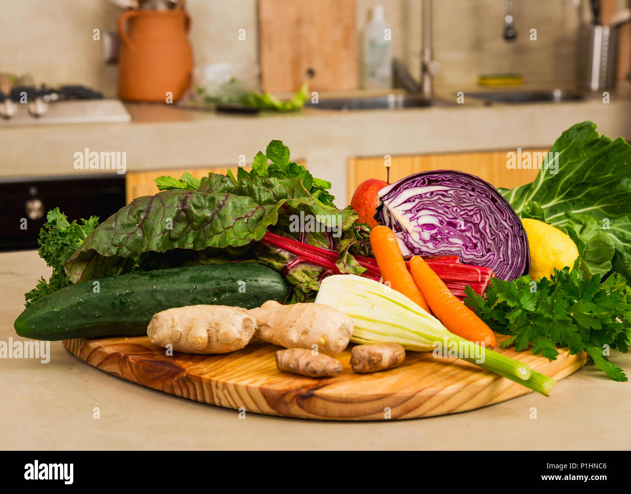 Diverse verdure sulla parte superiore di una tavola di legno. Ingredienti per detox dieta. Foto Stock
