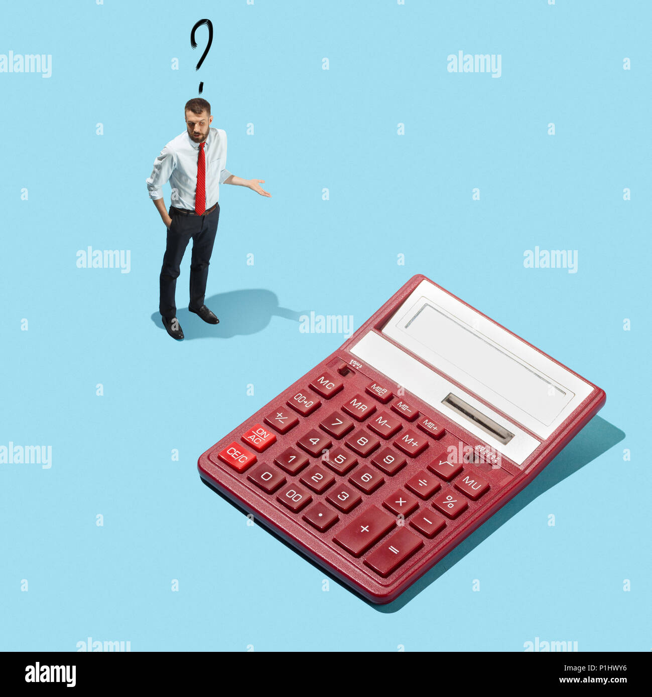 Nerd Ragazzo con la calcolatrice isolato su blu Foto Stock