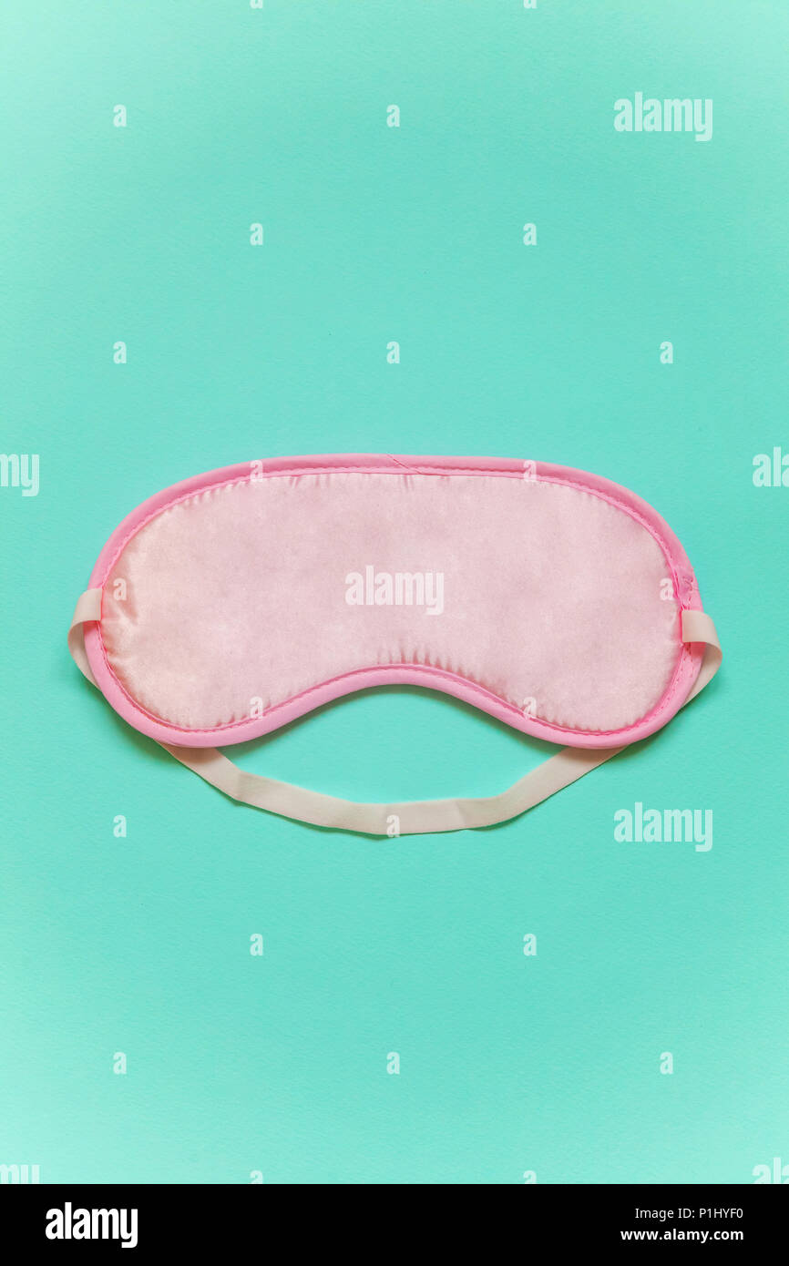 Sleeping eye mask, isolato sul pastello blu colorato sfondo alla moda. Non disturbare, vorrei dormire. Il resto, buona notte, insonnia, relax, stanchi Foto Stock