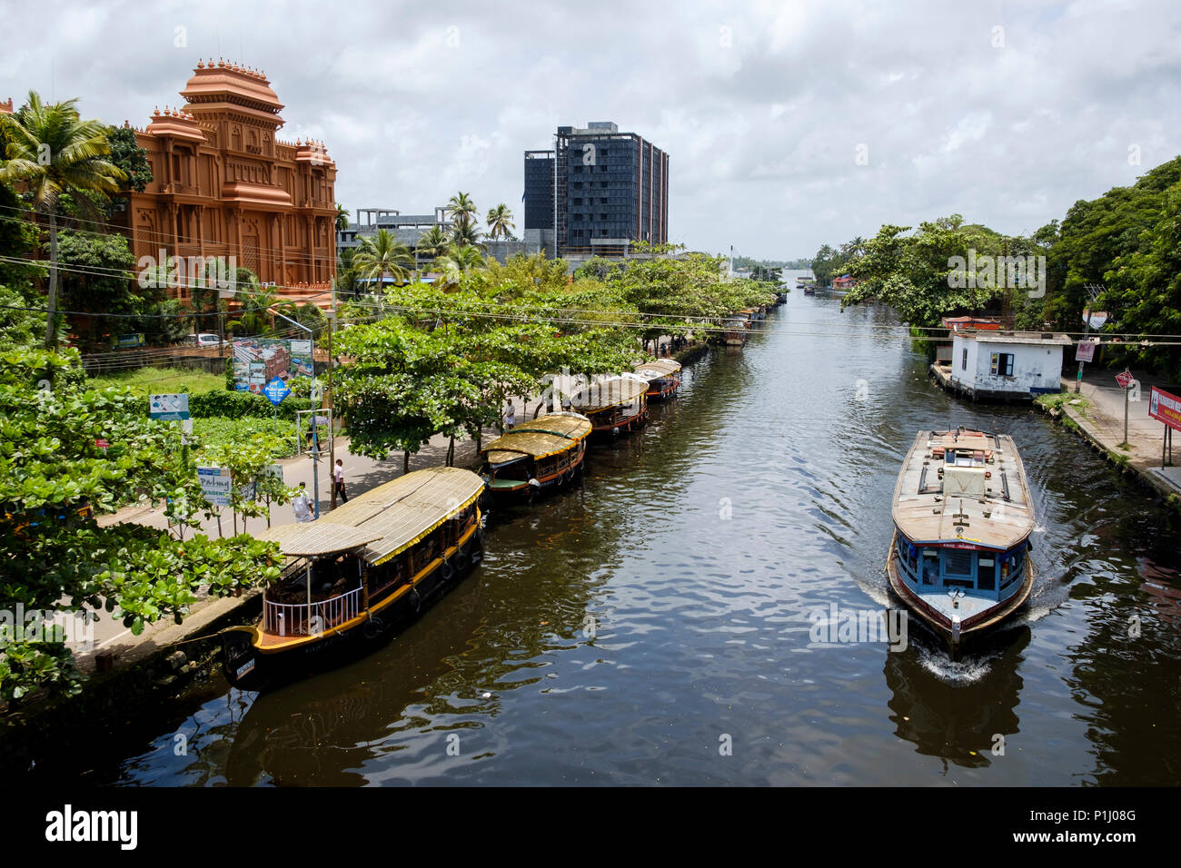 Barche in Vada Canal vicino al molo Matha, Alappuzha (o Alleppey) lagune, Kerala, India. Foto Stock