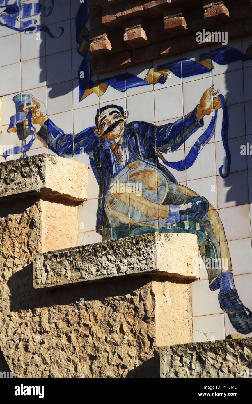 Spagna - Catalogna - Terra Alta (distretto) - Tarragona. El Pinell de Brai; Celler - Bodega/ Cooperativa vinícola; azulejos con motivos vinícolas del Pintor Xavier Nogués (estilo grotesco). Foto Stock