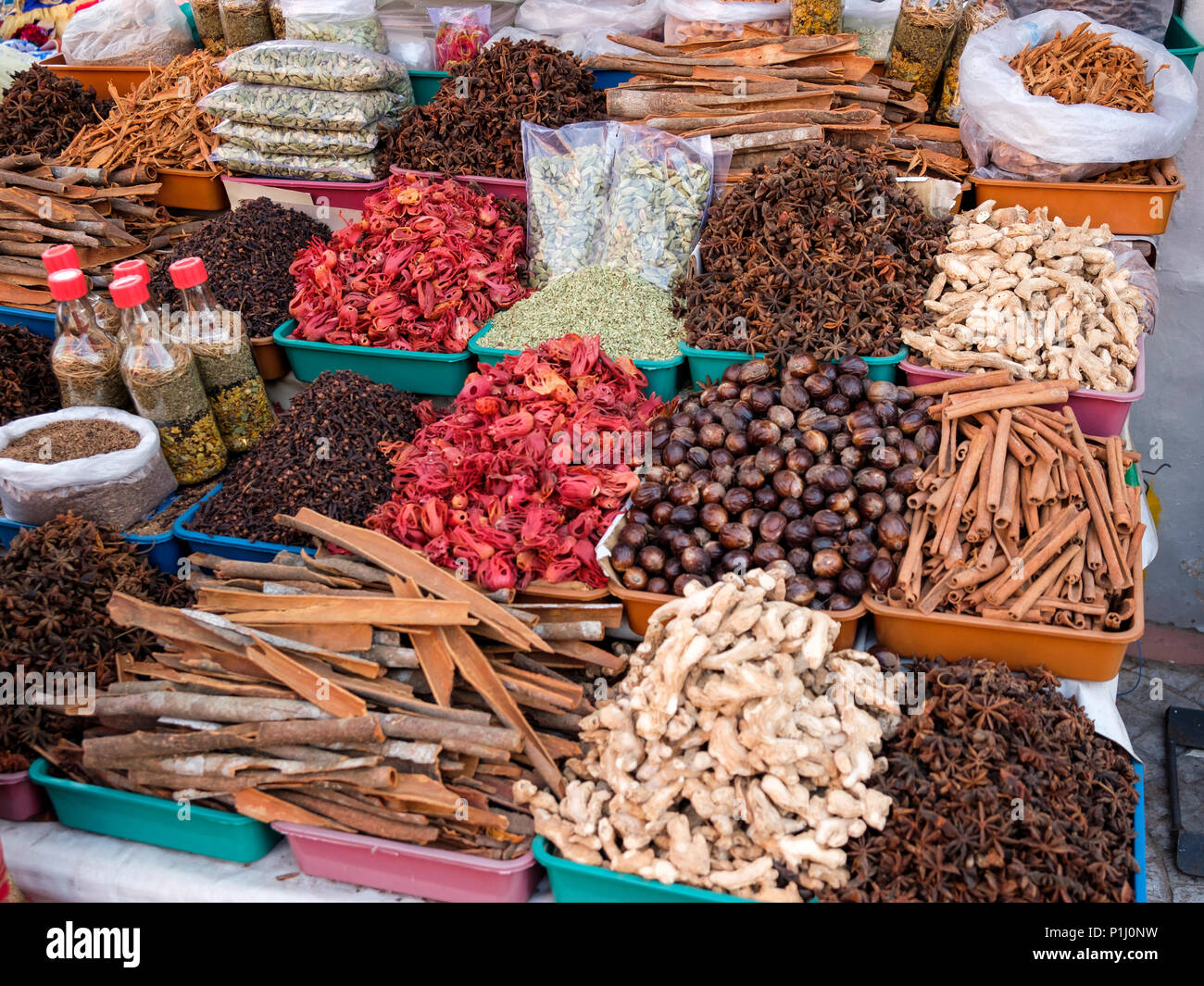 Una bancarella di strada in Kerala tipici di vendita spezie indiane: cardamomo, cumino, anice stellato, tamarindo, chiodi di garofano e noce moscata e macis, cinammon, ecc. Foto Stock