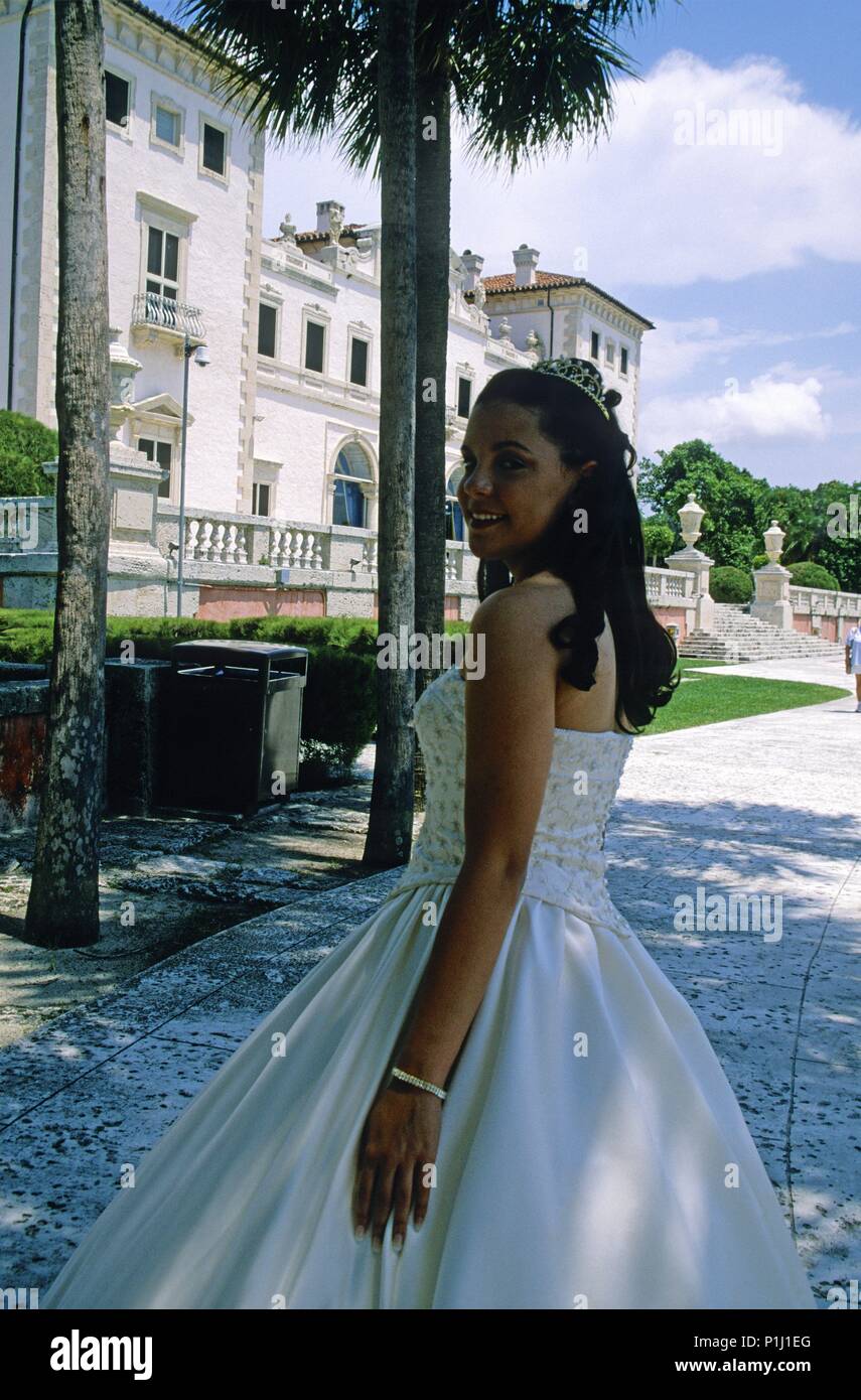 Vizcaya Museum (Palacio); chica cubana en jardines; sesión fotos para 15º cumpleaños. Foto Stock