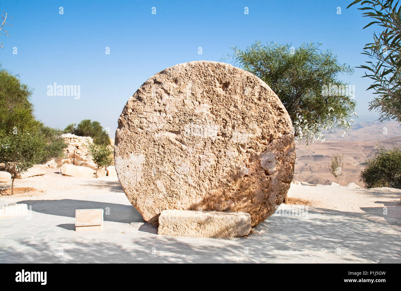 Monastero Rolling Stone porta del villaggio bizantino una volta noto come Kufer Abu Badd, il Monte Nebo, Giordania Foto Stock