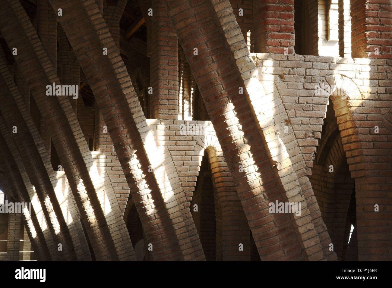 Spagna - Catalogna - Terra Alta (distretto) - Tarragona. El Pinell de Brai; Celler Cooperatiu / Bodega - Cooperativa vinícola obra de César Martinell (modernista); considerada la 'Catedral del vino'. Foto Stock