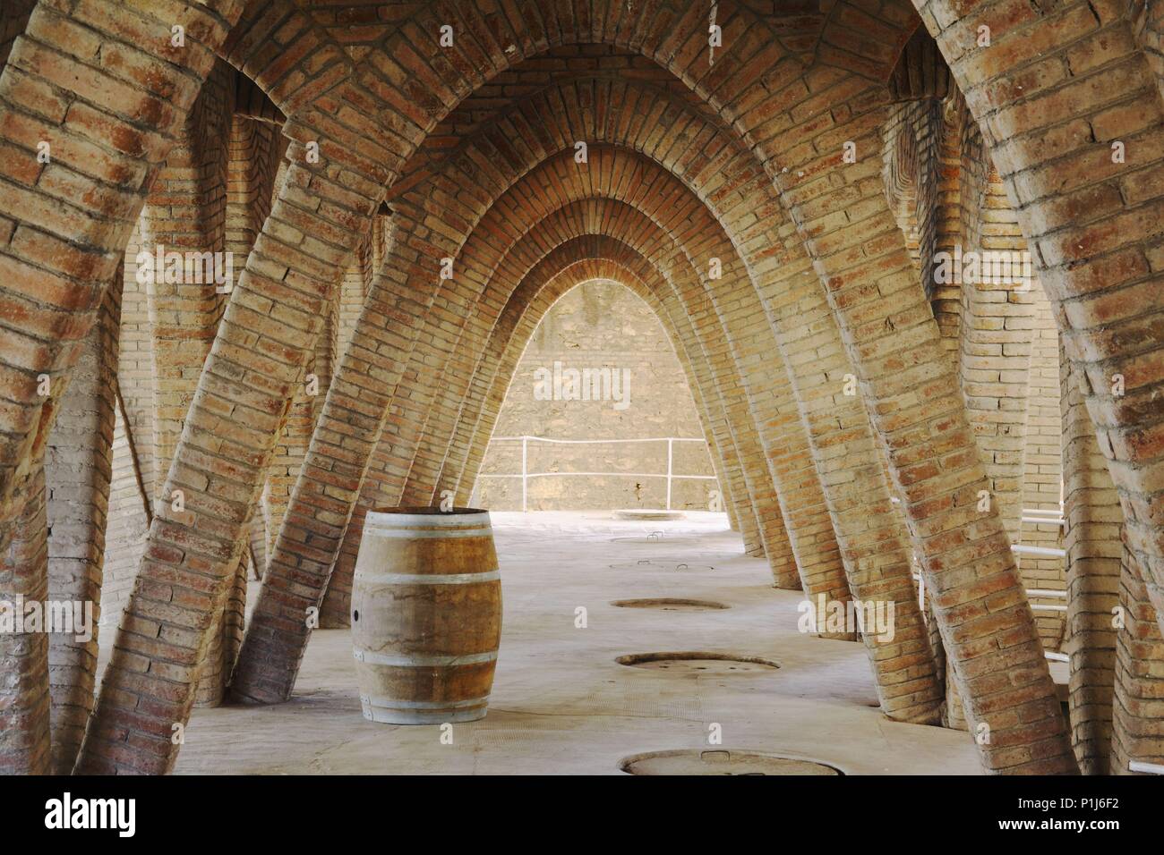 Spagna - Catalogna - Terra Alta (distretto) - Tarragona. El Pinell de Brai; Celler Cooperatiu / Bodega - Cooperativa vinícola obra de César Martinell (modernista); considerada la 'Catedral del vino'. Foto Stock