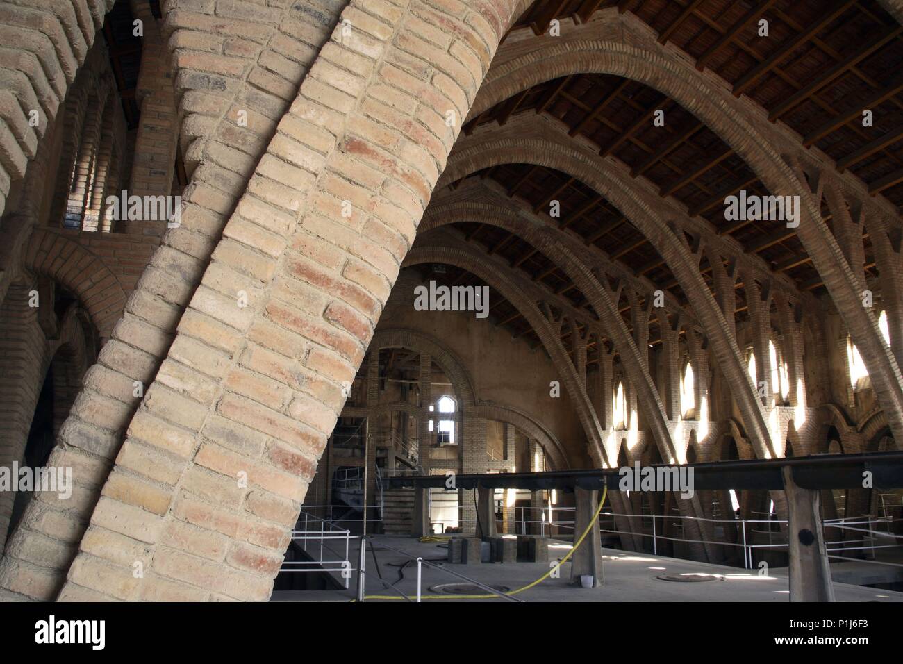 Spagna - Catalogna - Terra Alta (distretto) - Tarragona. El Pinell de Brai; Celler Cooperatiu / Bodega - Cooperativa vinícola obra de César Martinell (modernista); considerada la 'Catedral del vino'. Foto Stock