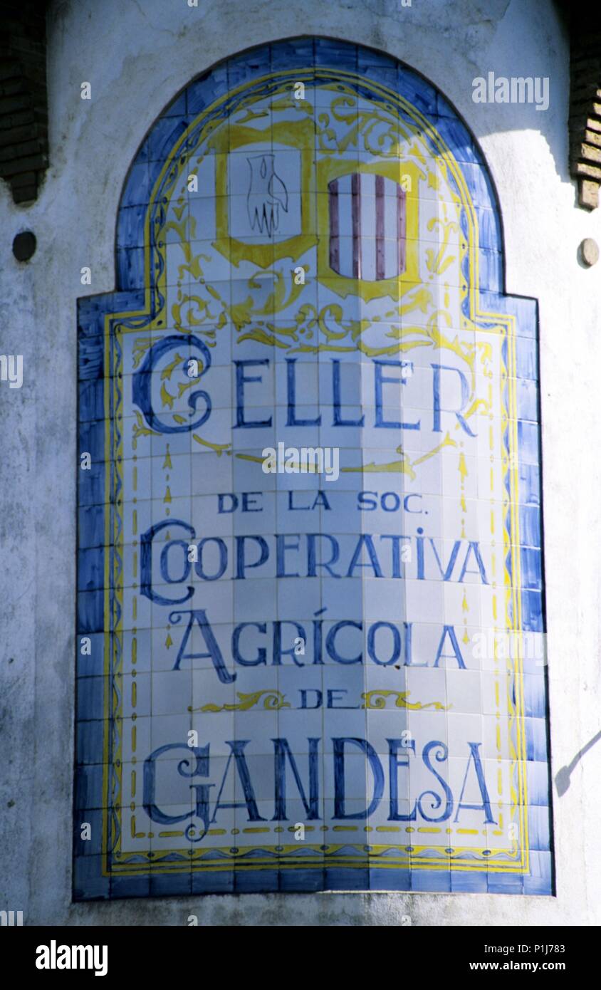 Spagna - Catalogna - Terra Alta (distretto) - Tarragona. A Gandesa; detalle / mosaico de la bodega o 'celler' modernista (D.O. Terra Alta). Foto Stock