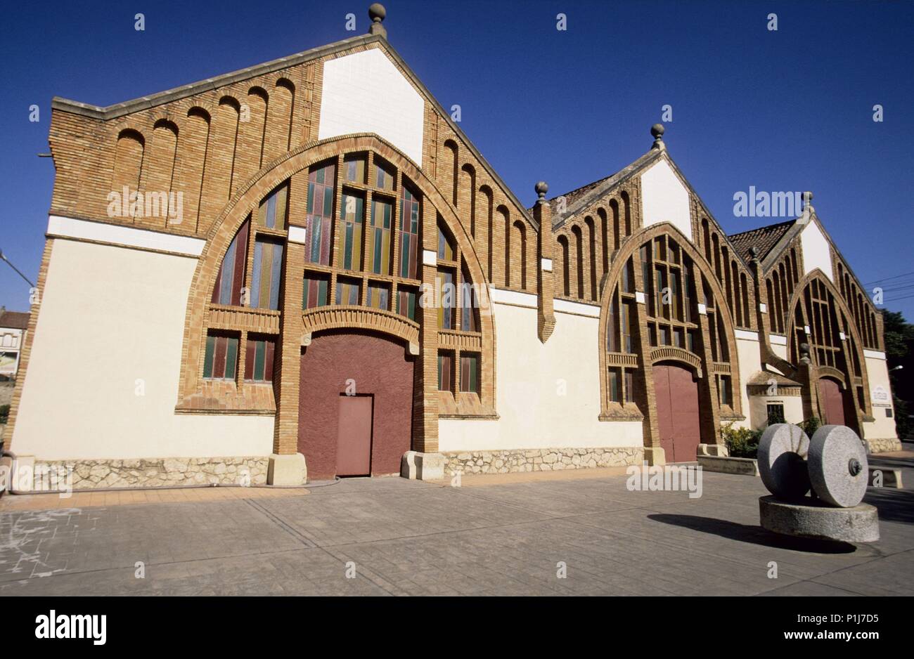 La Conca de Barberà: L' Espluga de Francolí, Bodega / 'Celler' modernista; fachada (D.O. Conca de Barberá). Foto Stock