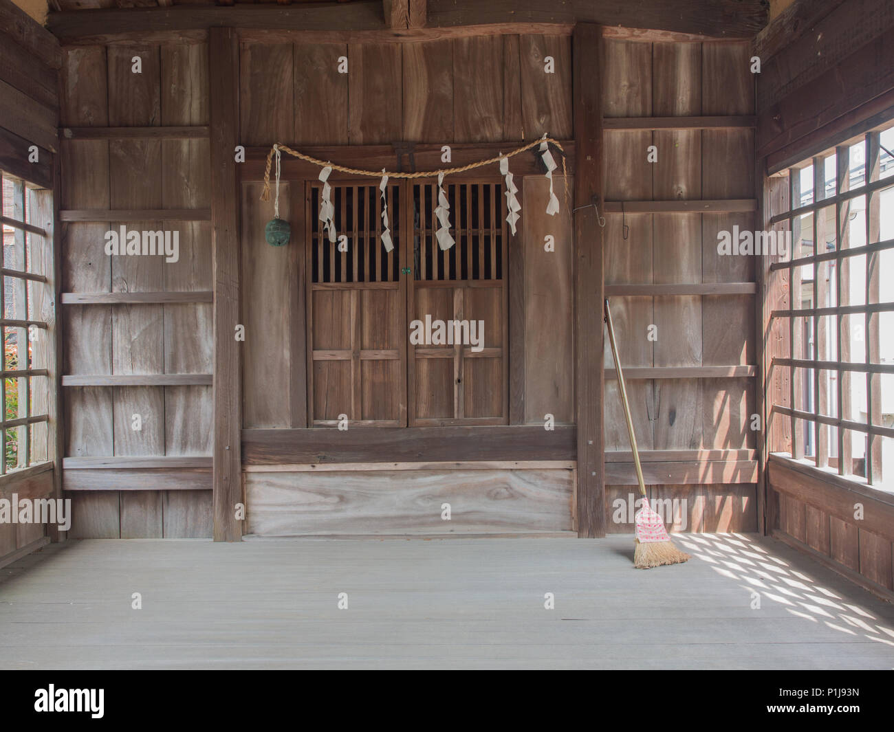 Lo Shintoismo Haiden, hall di culto e una scopa, un santuario sul ciglio della strada, vicino tempio Taisanji 52, Shikoku 88 tempio pellegrinaggio, Foto Stock