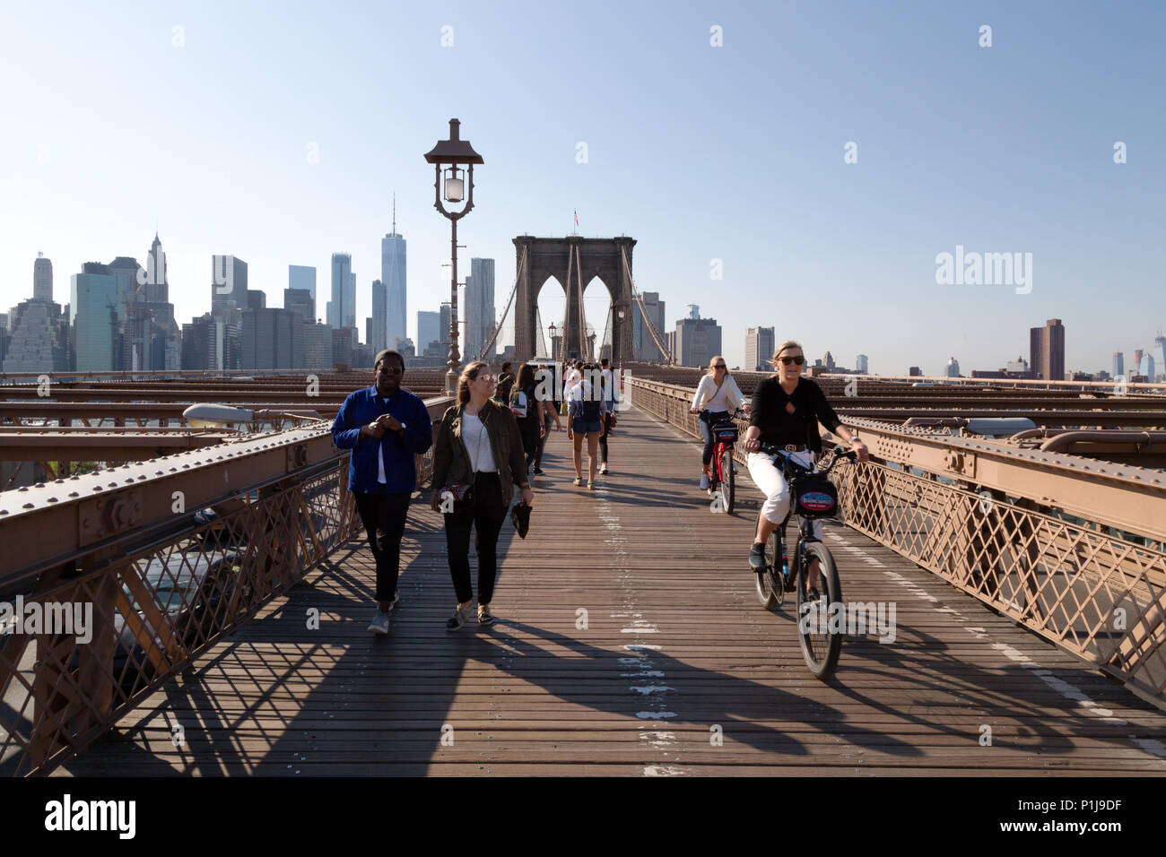 La gente a piedi e in bicicletta il Ponte di Brooklyn, Brooklyn, New York  City USA Foto stock - Alamy
