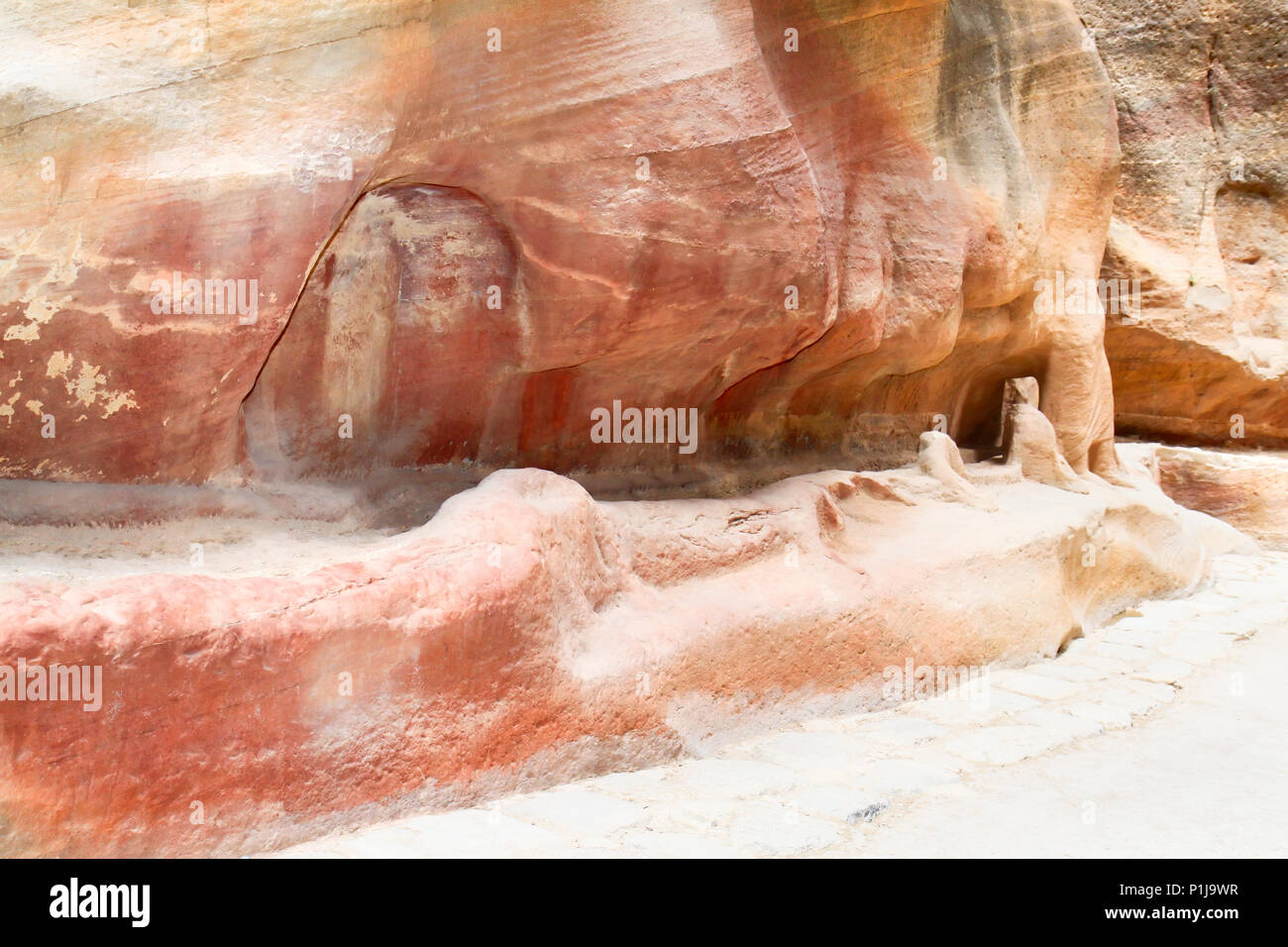 Cannal acqua e astratti modelli colorati nella parete di pietra arenaria di wonder world canyon in Petra, Giordania Foto Stock