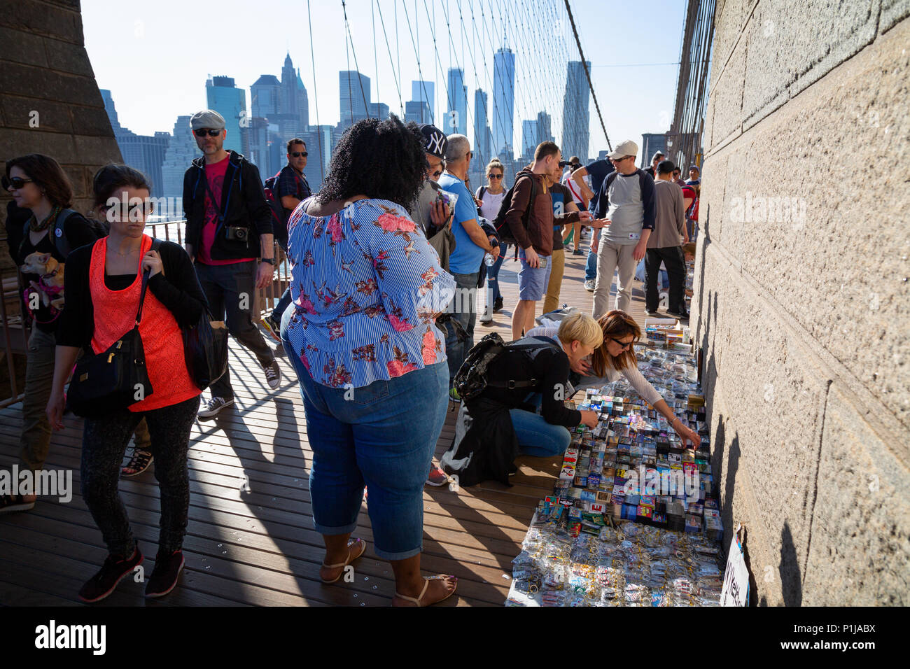 Una donna obesa guardando le merci per la vendita, il Ponte di Brooklyn, Manhattan New York City USA Foto Stock