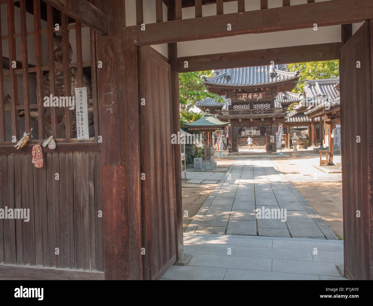 Gatehouse e tempio composto, Enmyoji tempio 53, Shikoku 88 Tempio pellegrinaggio, Ehime Giappone Foto Stock
