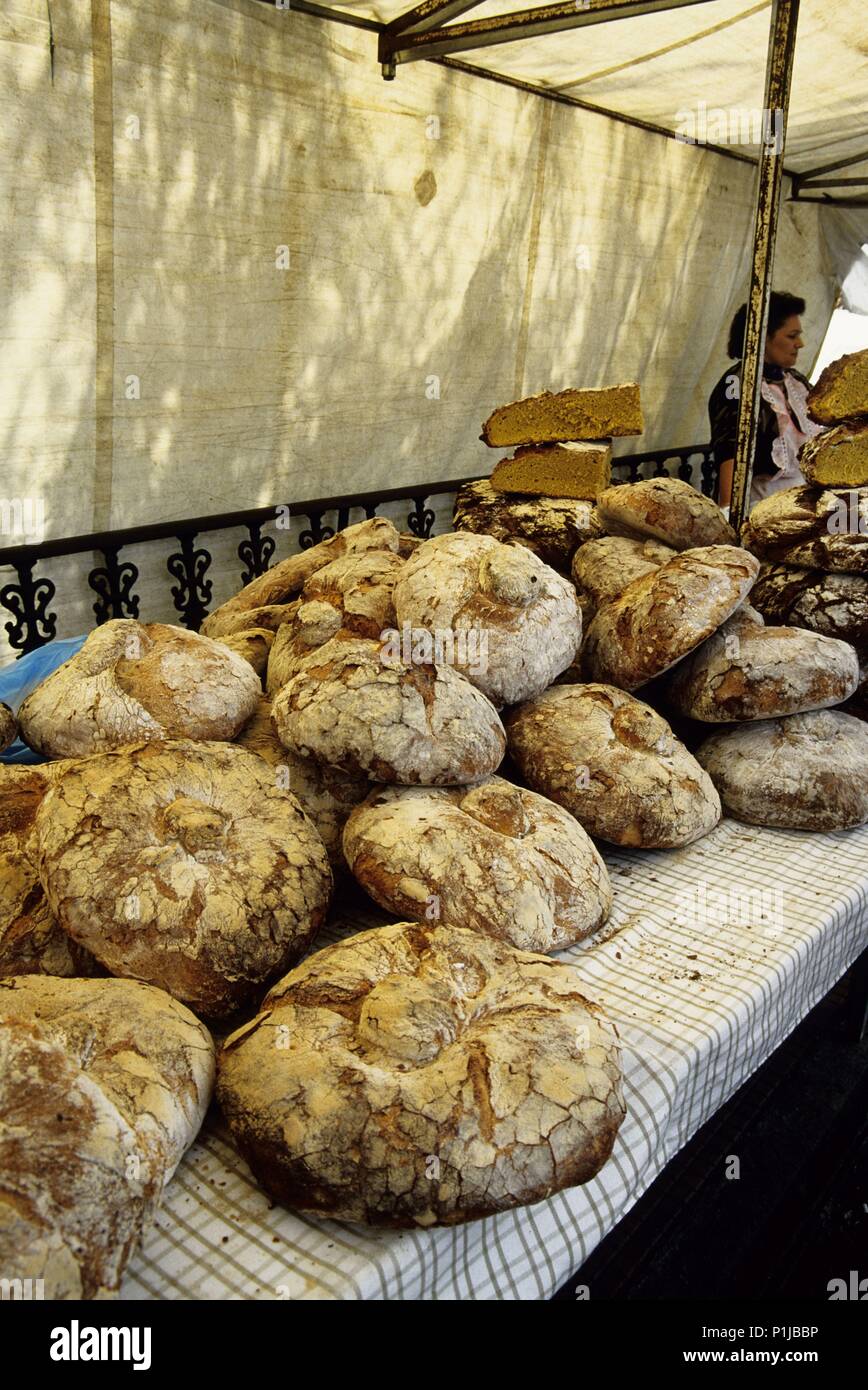 Cascabelos, feria, tenderete de pan fatto tutto artigianelmente. Camino de Santiago. Foto Stock