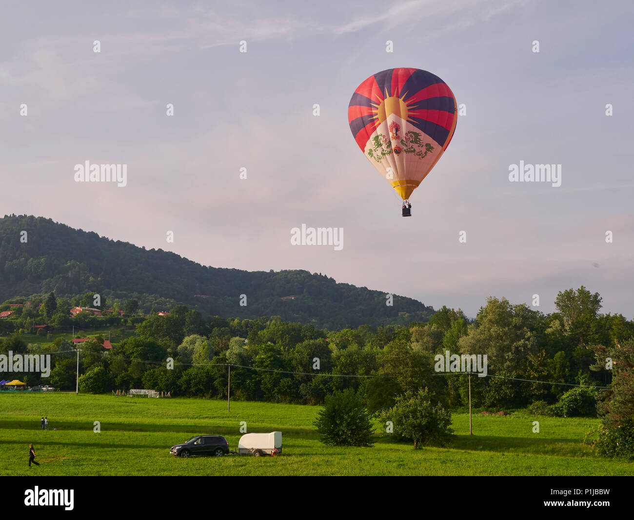 Biella, Italia, 10 Giugno 2018 - una mongolfiera nel cielo blu presso il festival di primavera, Giugno Pollone dal Cielo, Biella Foto Stock