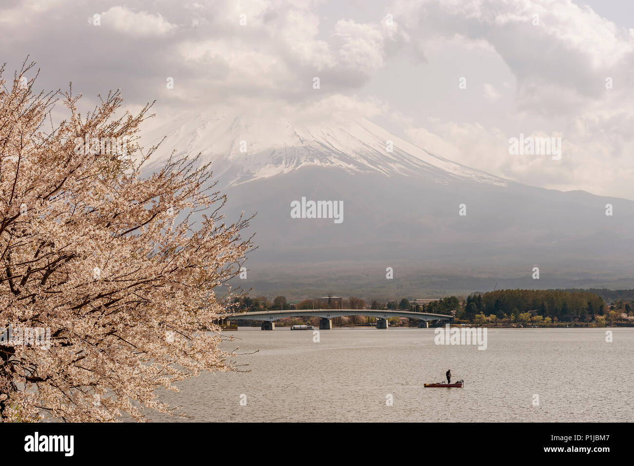 Bellissima vista del Lago Kawaguchi e il Monte Fuji con una barca solitario pescatore, Giappone Foto Stock