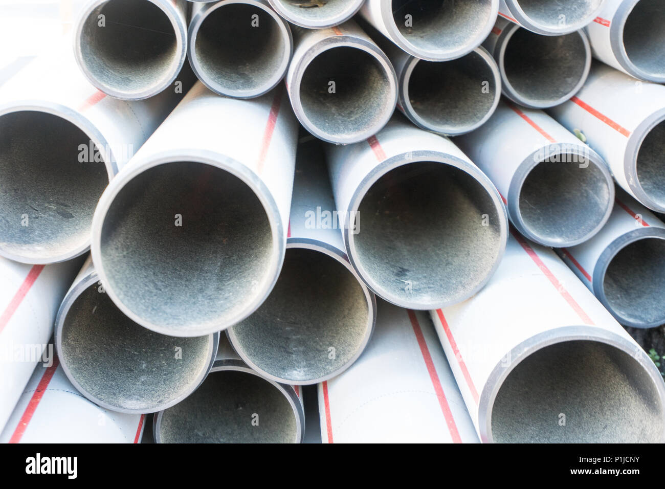 Pila di tubi utilizzati per le tubazioni e le acque della città servizi  pronti per l'installazione Foto stock - Alamy