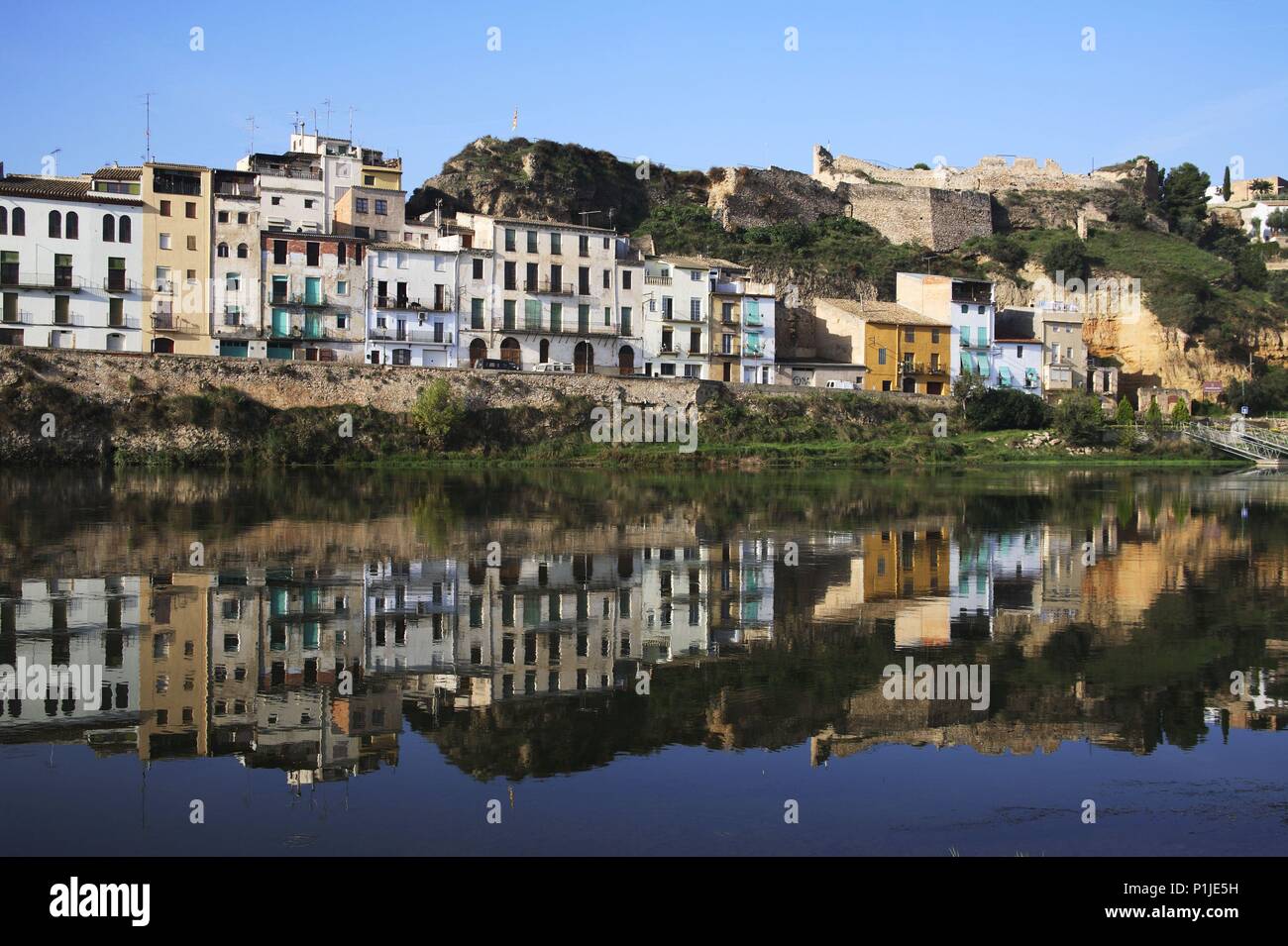 Spagna - Catalogna - Ribera d'Ebre (distretto) - Tarragona. Mora d' Ebre; Casc Antic, castell mi riu Ebre / Casco Viejo, Castillo y Rio Ebro. Foto Stock