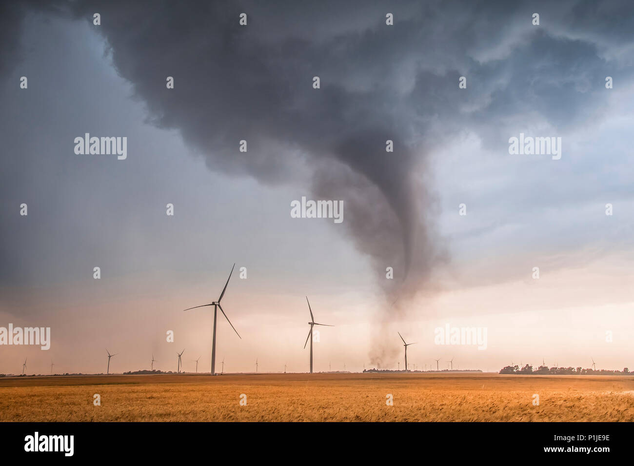 Tornado in una fattoria eolica sui campi di Rago, Kingman County, Kansas, Stati Uniti d'America il 19 maggio 2012 Foto Stock