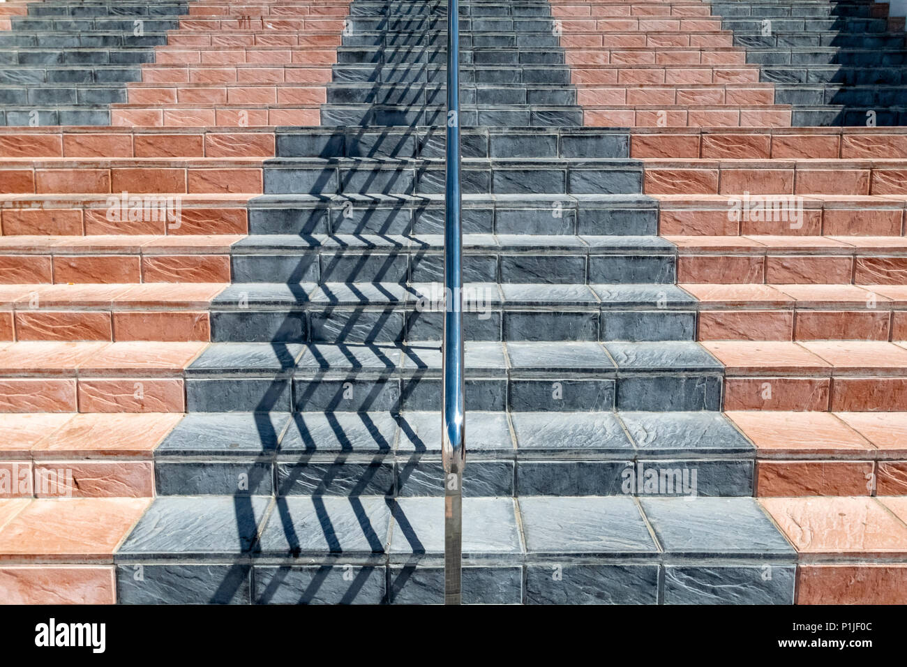 Una foto simmetrica di un set di scale Foto Stock