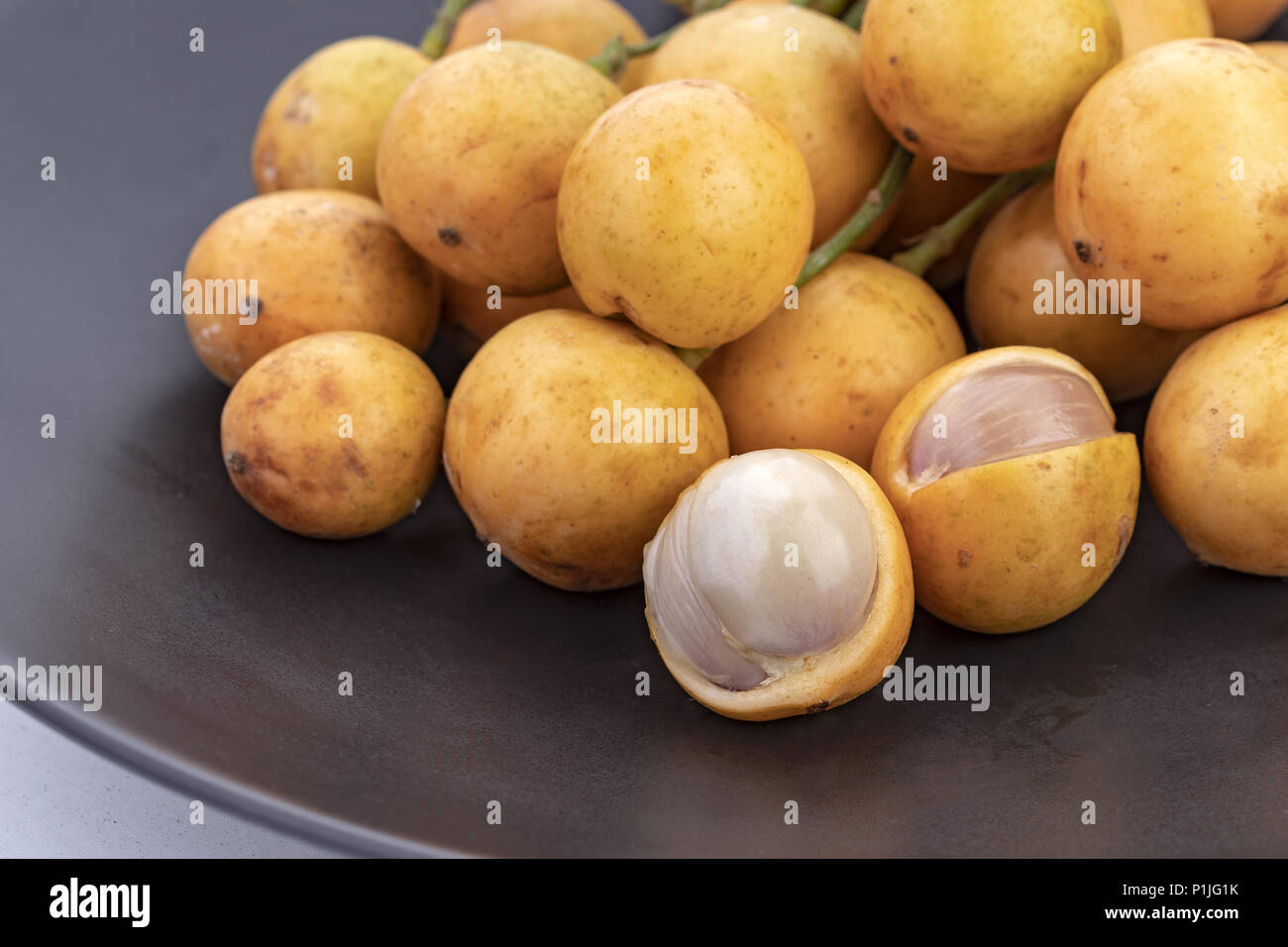 Uva birmano - Mafai in Thai, dolce e aspro della frutta (nome scientifico è Baccaurea ramiflora Lour) Foto Stock