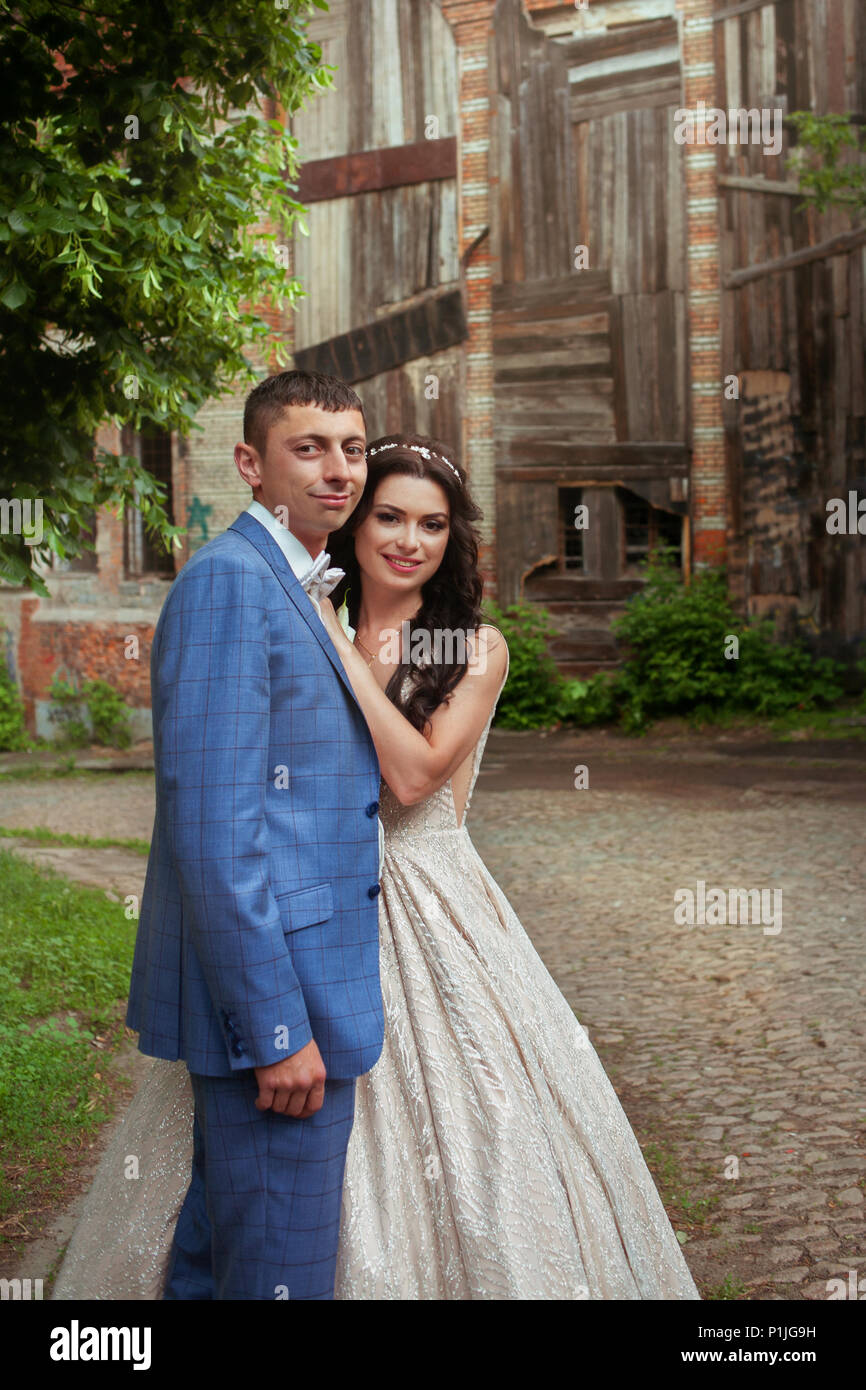 Bella felice giovane sposa e lo sposo per celebrare matrimoni all'aperto Foto Stock