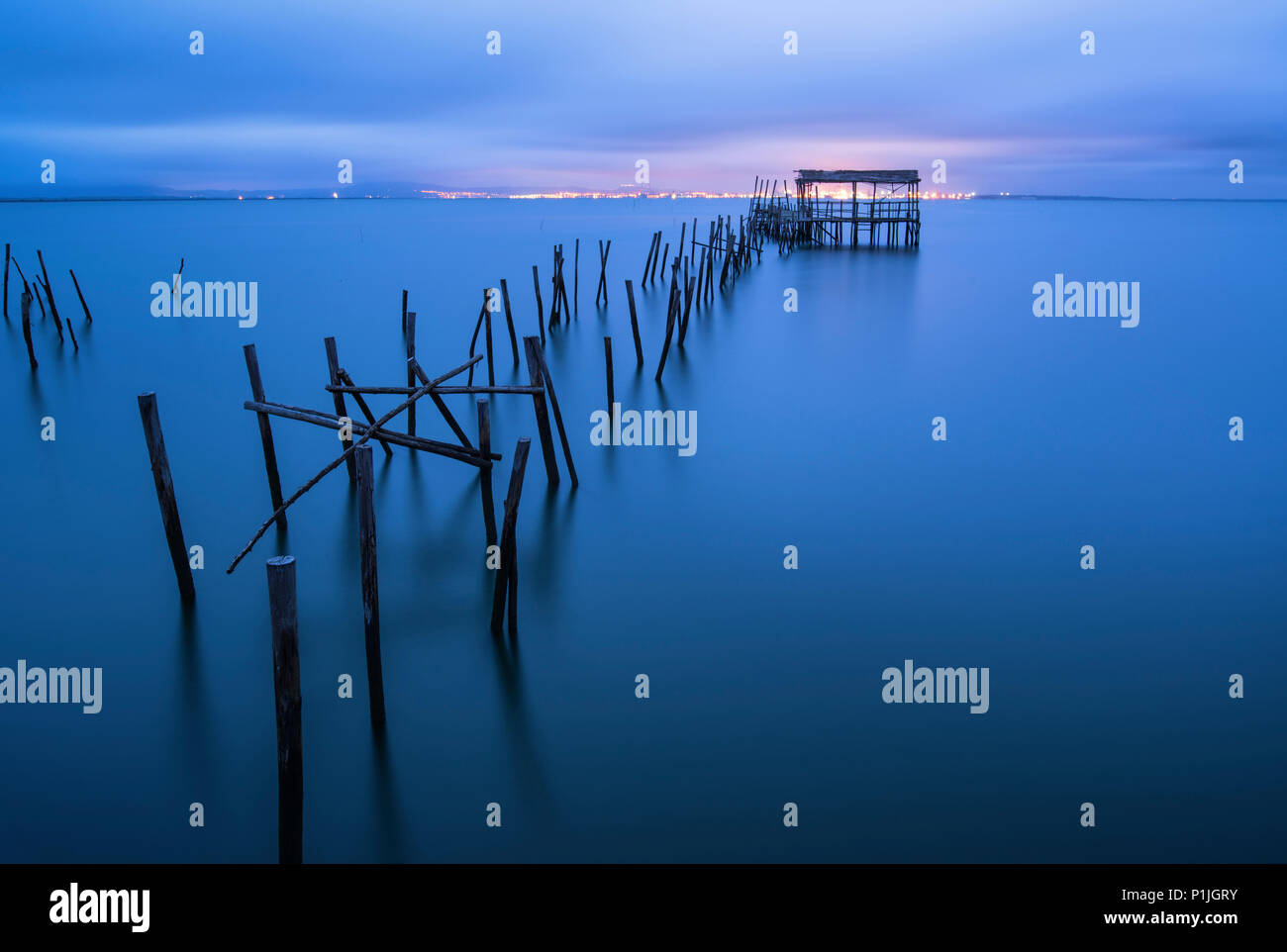 Ora blu oltre le passerelle di Carrasqueira, Rio Sado, Portogallo Foto Stock