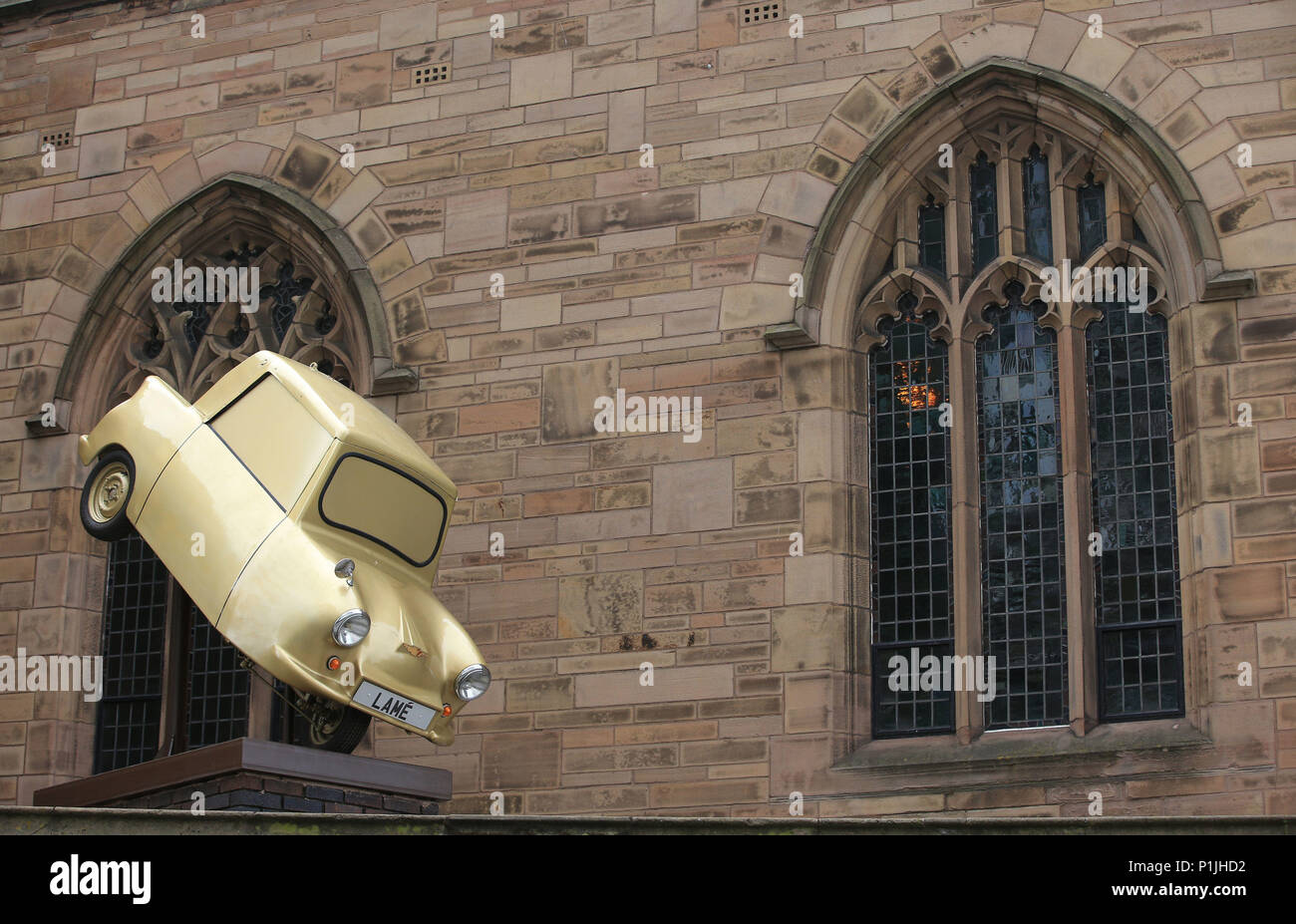 Oro zoppo, un arte di installazione da parte di disabili artista Tony Heaton, è svelato su un plinto in Liverpool la chiesa di St Nicholas Gardens. La fibra di vetro e acciaio di scultura che raffigura un Invacar simile a quella dell'artista è stata rilasciata con negli anni settanta, mira a sfidare la percezione della disabilità. Foto Stock