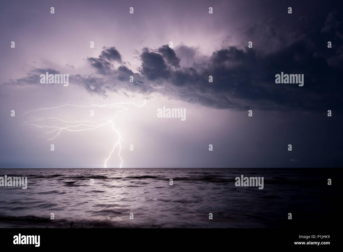 Trattore Cingolato e cloud-terra di fulmini sopra il lago di Maracaibo (Catatumbo temporale, il luogo con la più alta densità di fulmini in tutto il mondo), Ologa, Zulia, Venezuela, Sud America Foto Stock
