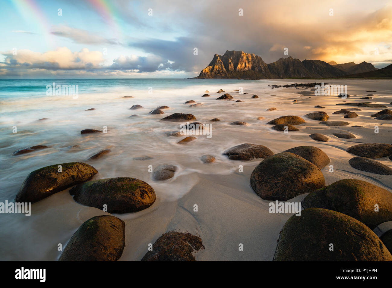 Uttakleiv nella luce del mattino con arcobaleno, Vestvågøy, Lofoten, Norvegia Foto Stock