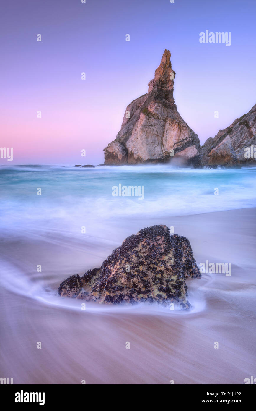 Onde in tempo di esposizione lungo con formazione di roccia, Atlantico costa di Praia da Ursa, Portogallo Foto Stock