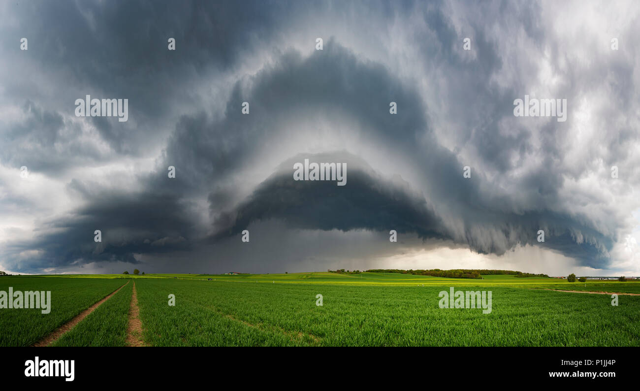 Panorama di un avvicinamento temporale con shelfcloud vicino a Lich, Hessia centrale, Germania Foto Stock
