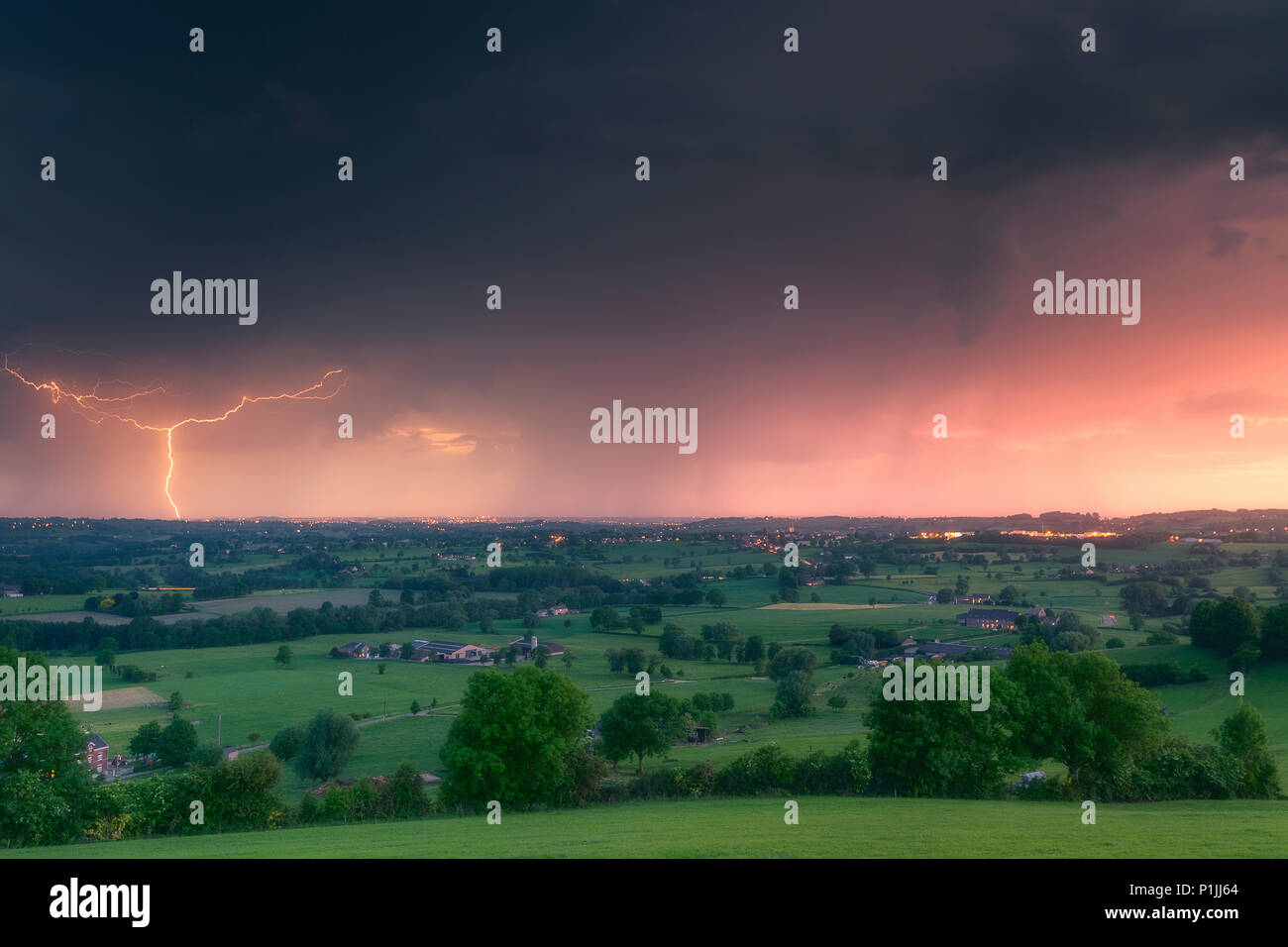 Il Cloud-terra di fulmine al tramonto vicino Liegi, Belgio Foto Stock