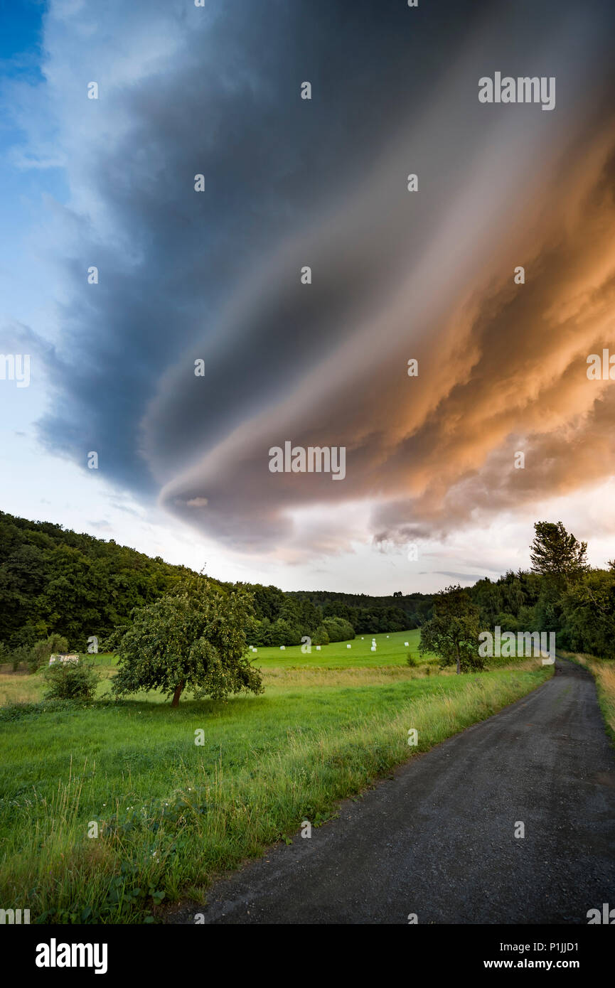 Base di un mesocyclone dinamico di un LP supercell durante il tramonto, vicino a Herborn, Hessia, Germania Foto Stock