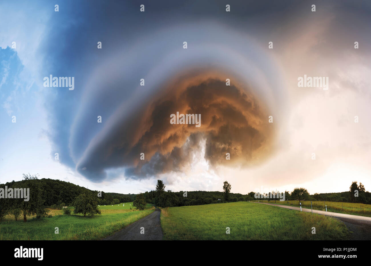 Immagine panoramica della base di un LP supercell durante il tramonto, vicino a Herborn, Hessia, Germania Foto Stock
