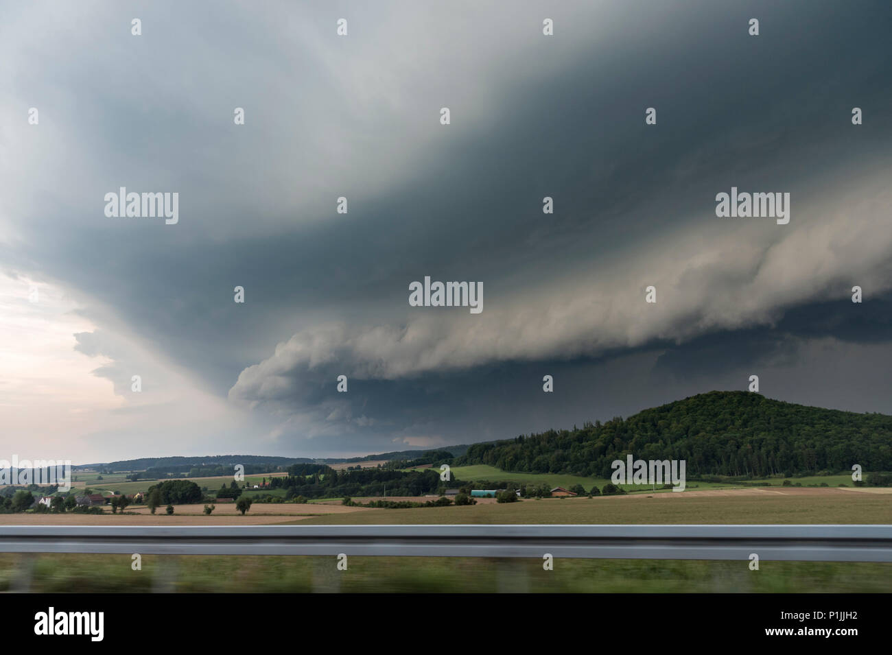Ripiano nube di un nuovo-sviluppato squall line vicino a Parsberg, Baviera, Germania Foto Stock