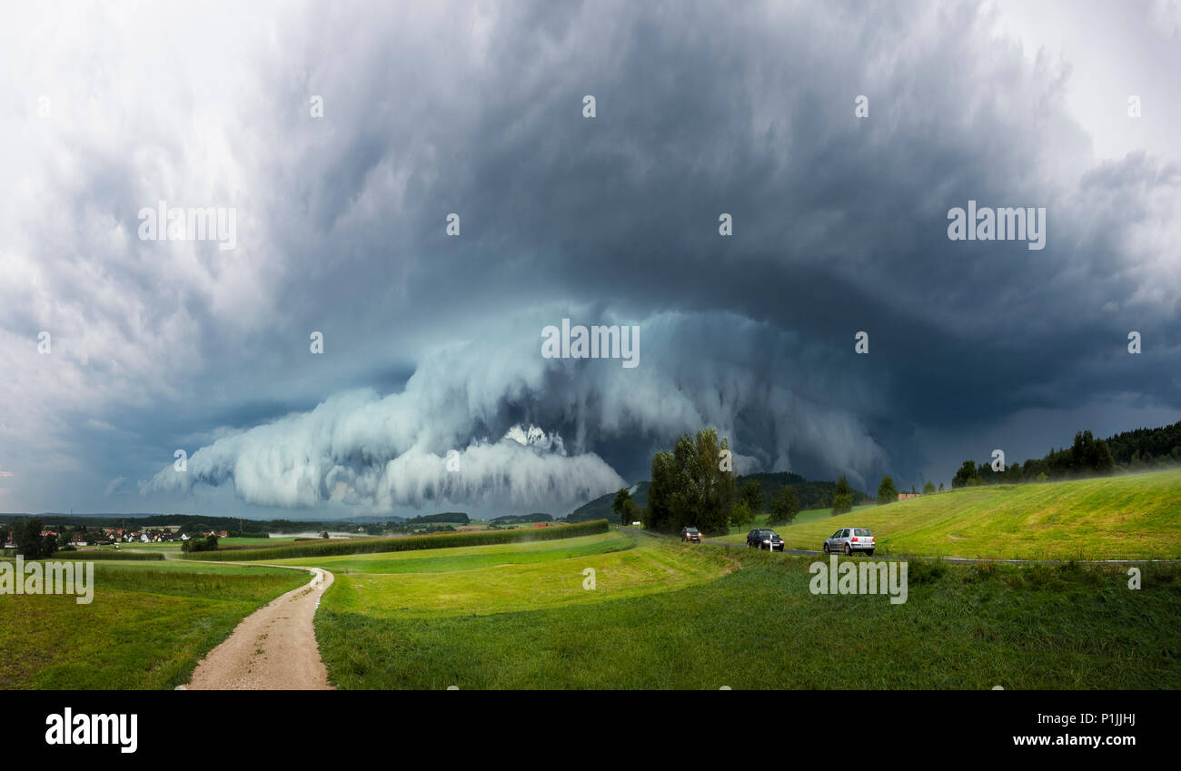 Panorama di un drammatico folata davanti a un deflusso di supercell dominante vicino a Hersbruck, Baviera, Germania Foto Stock