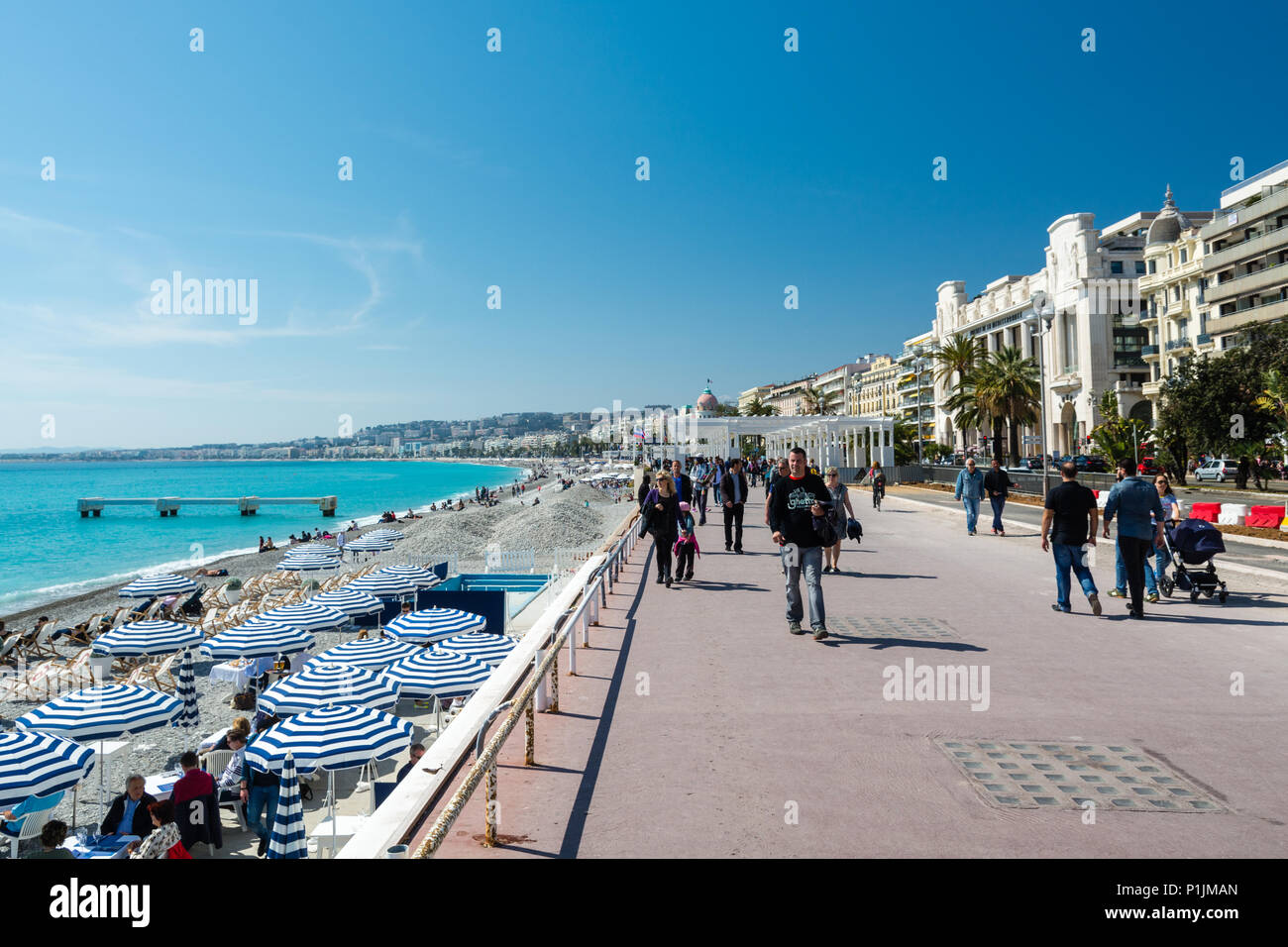 Nizza, Francia - Marzo 2016 - Promenade des Anglais lungo il mare è probabilmente la più famosa di Nizza Foto Stock