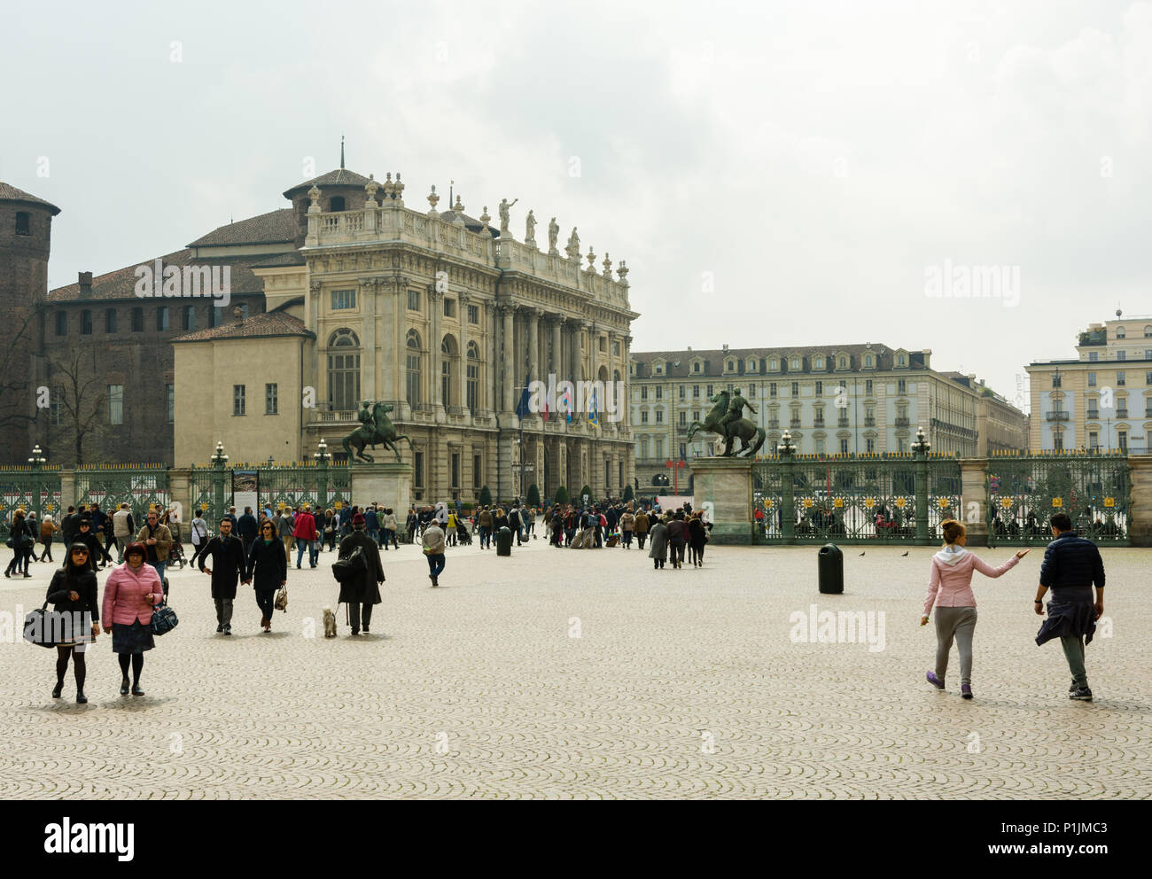 Torino, Italia - Marzo 2016 - persone che camminano su Piazza Castello a Torino per la bellissima e calda giornata di primavera Foto Stock