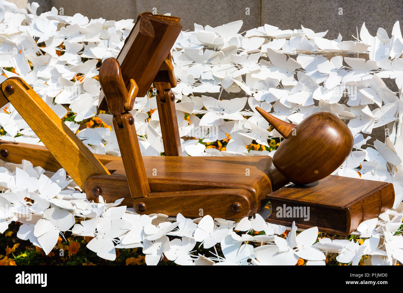 Torino, Italia - Marzo 2016 - Scultura di Pinocchio e la lettura del libro su Piazza Carlo Alberto a Torino, Italia Foto Stock