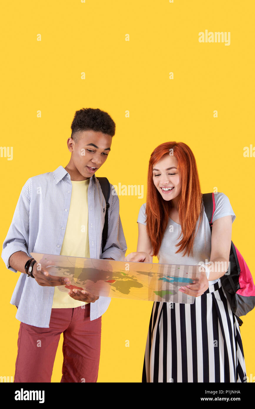 Bella gioiosa giovane in possesso di una mappa Foto Stock