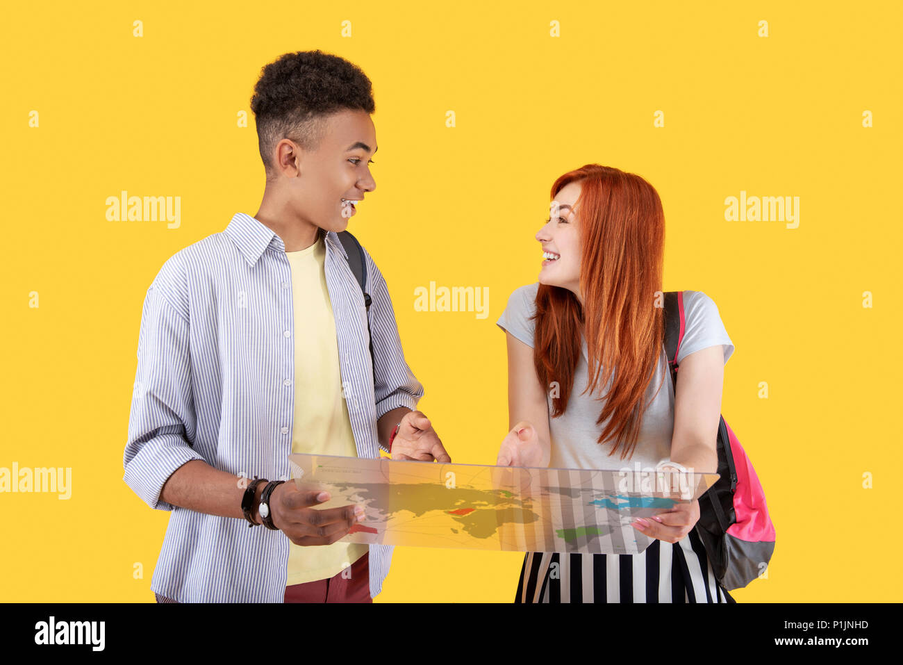 Gioioso lieto giovane guardando ogni altro Foto Stock