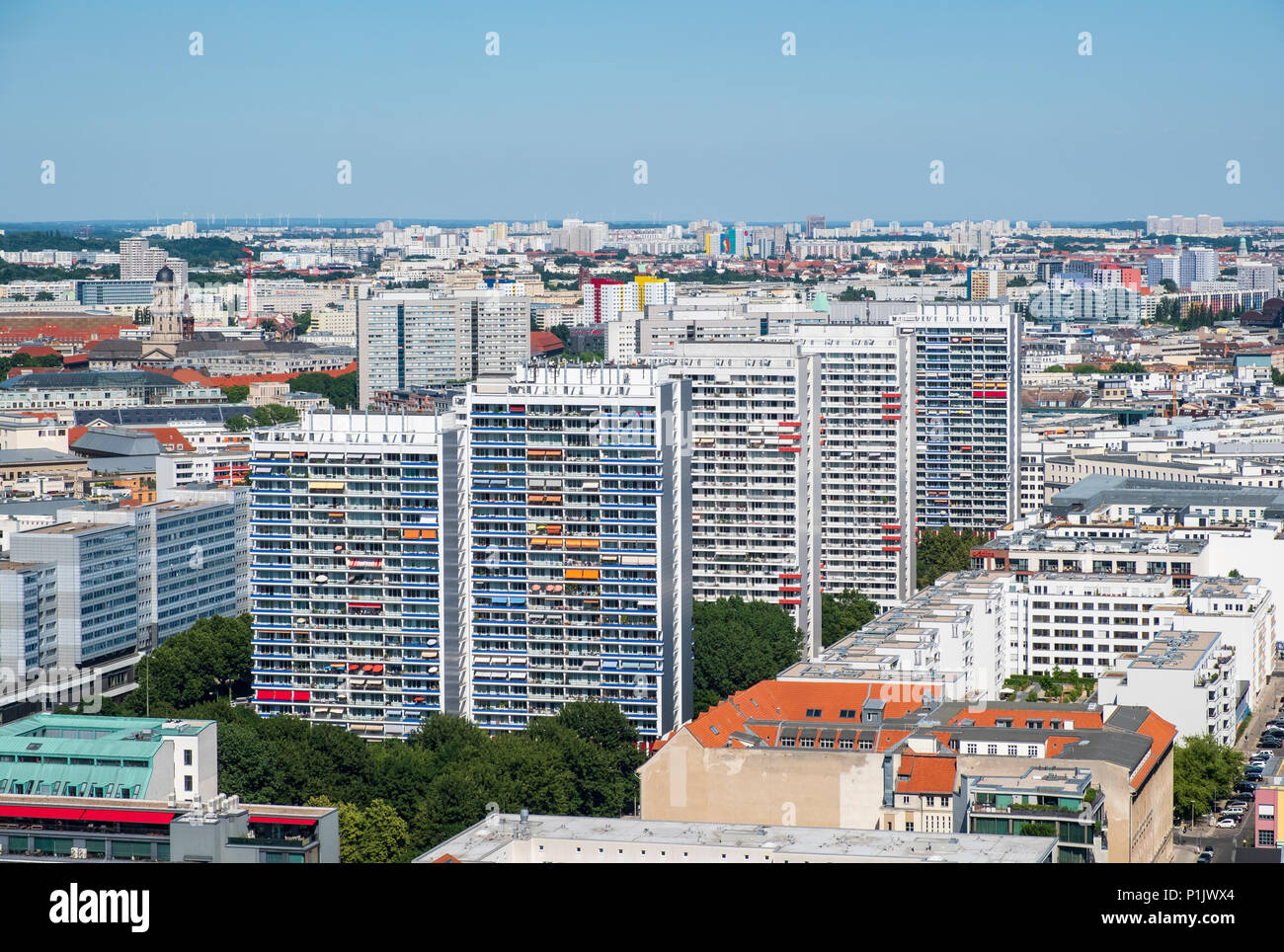 Vista di Berlino con alti edifici di appartamenti , Mitte di Berlino, Germania Foto Stock