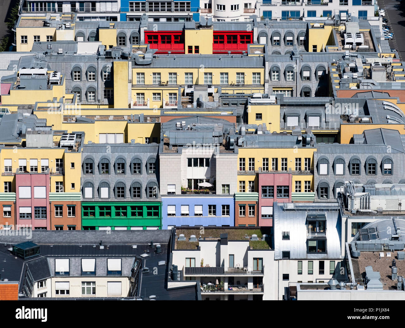 Vista del moderno appartamento edifici e palazzi di uffici nel quartiere Mitte di Berlino, Germania Foto Stock