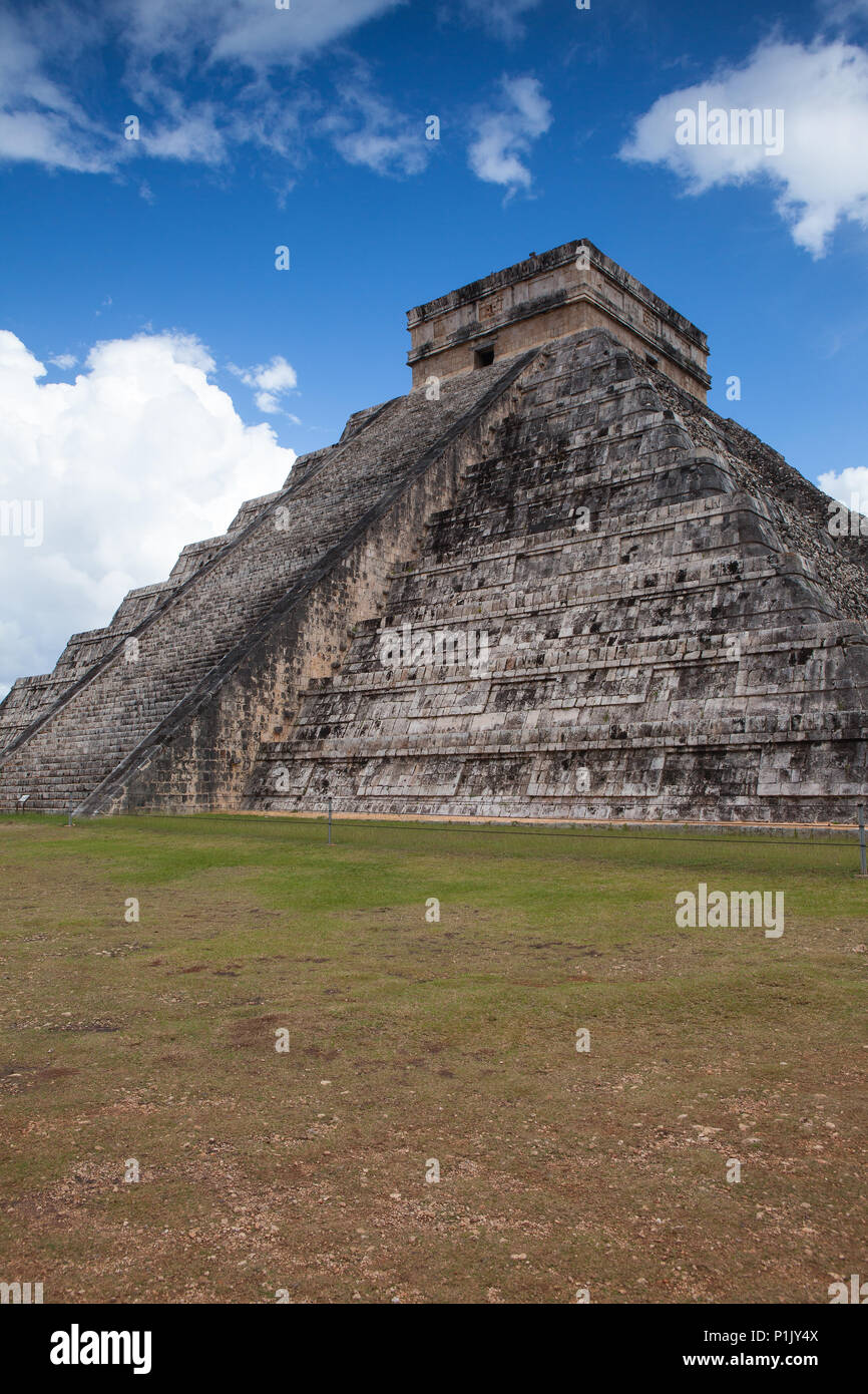 Le maestose rovine in Chichen Itza,Messico.Chichen Itza è un complesso di rovine Maya. Un enorme passo piramide, conosciuta come El Castillo o tempio di Kukulcan, fare Foto Stock