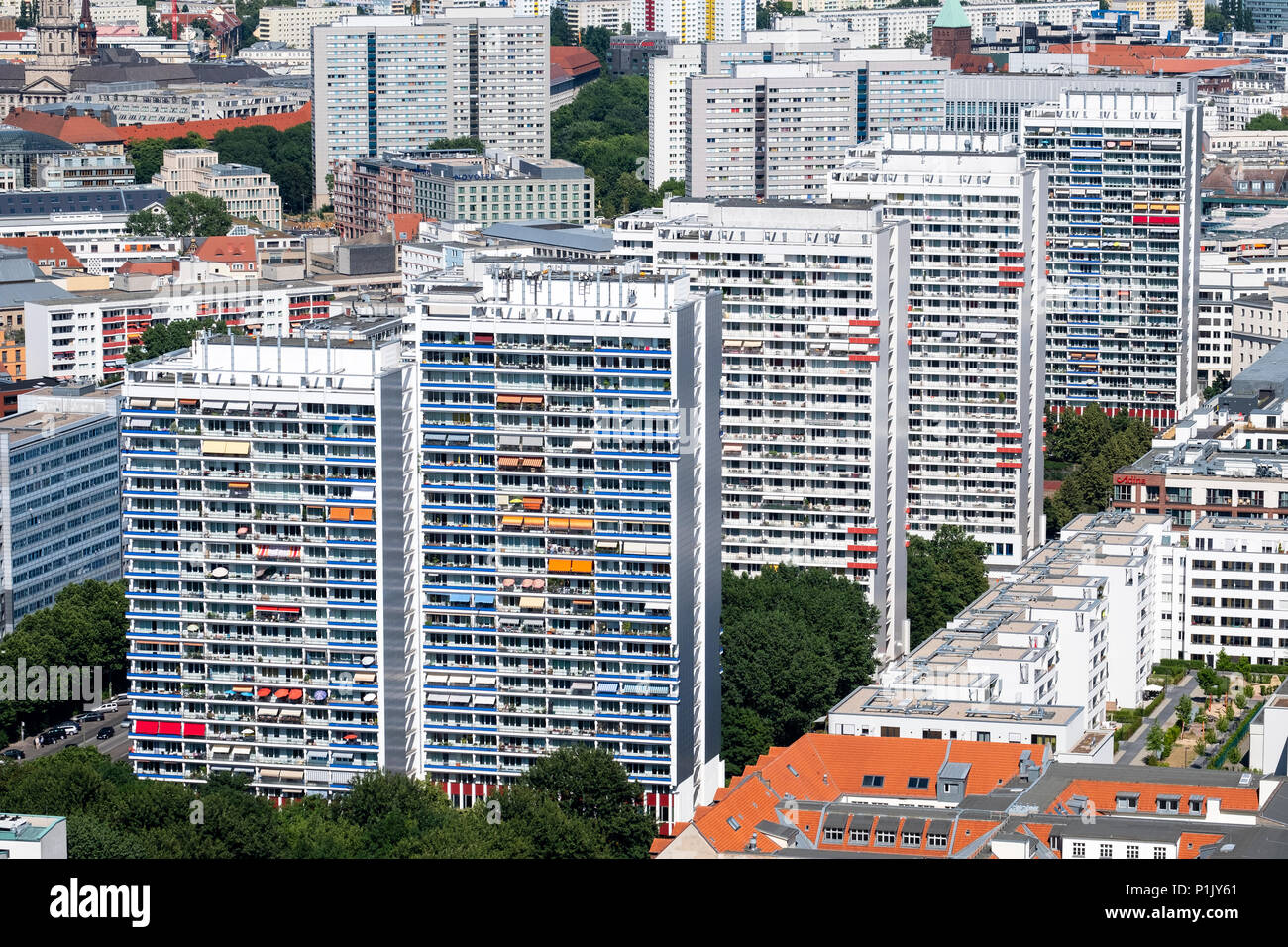 Vista di Berlino con alti edifici di appartamenti , Mitte di Berlino, Germania Foto Stock